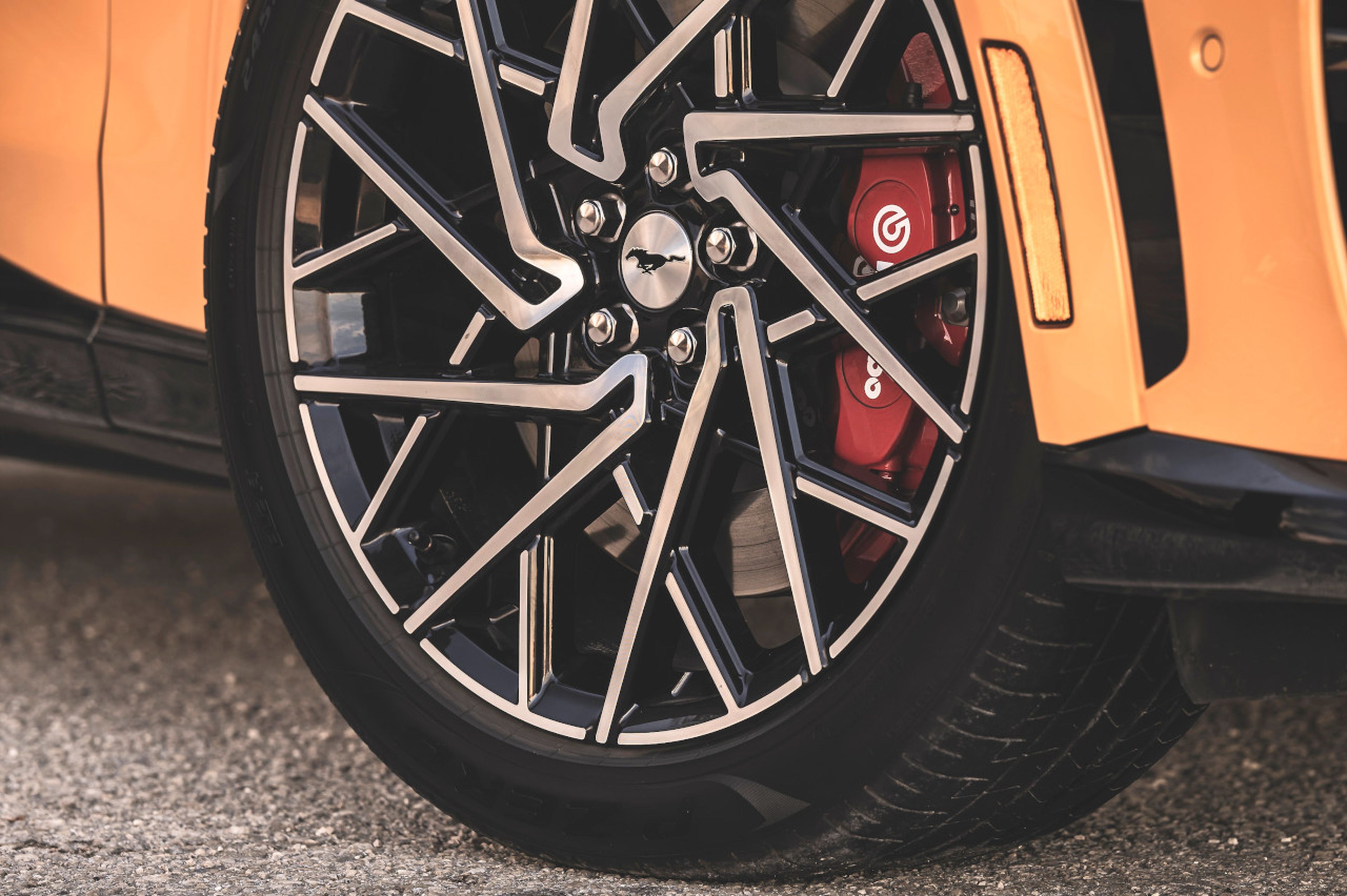 Detalle de las pinzas en rojo del equipo de frenos Brembo del Mustang Mach-e GT