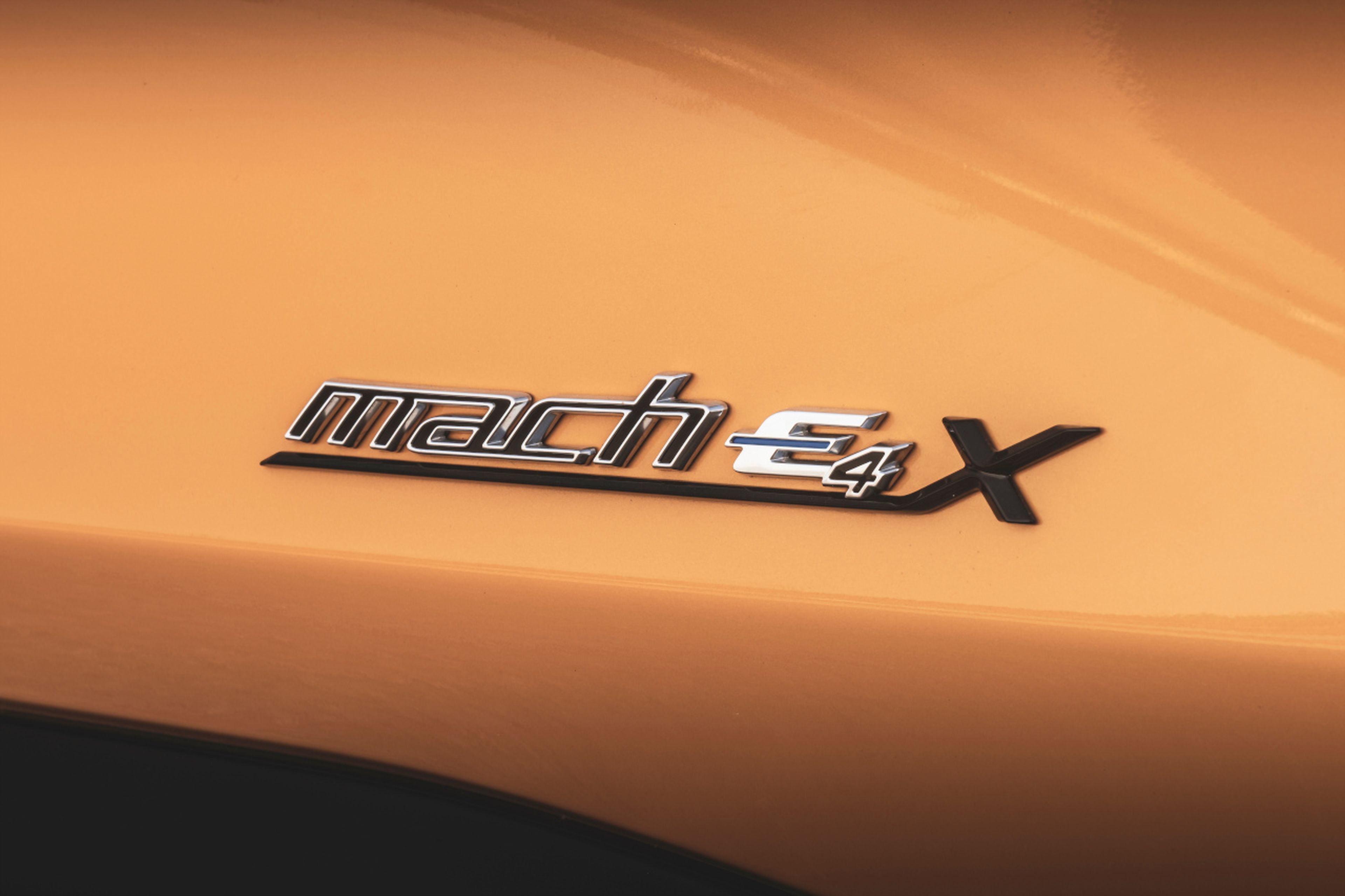 Nomenclatura del Mustang Mach-e GT que indica que este eléctrico es tracción integral y tiene autonomía extendida