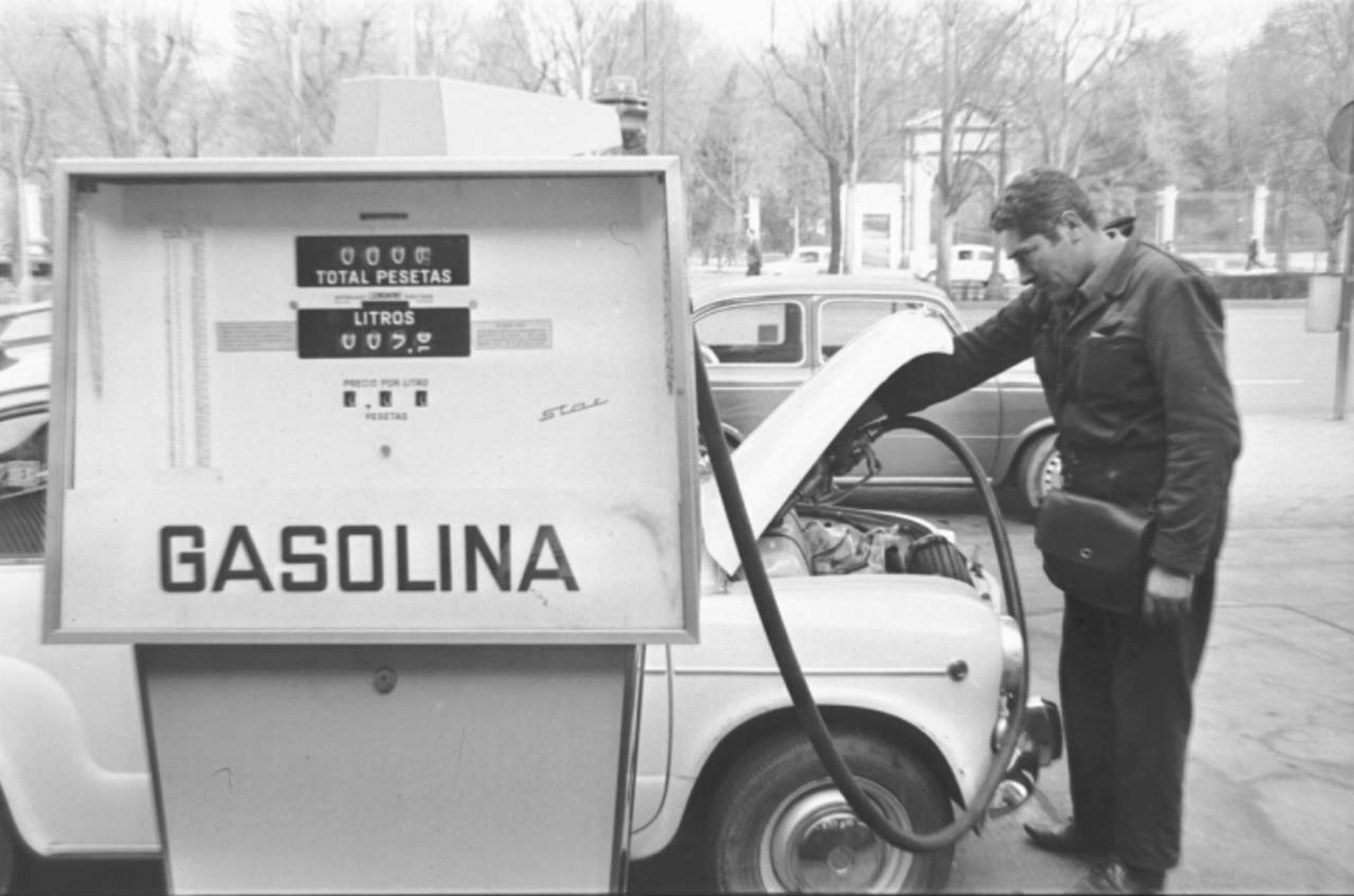 Hubo un tiempo en el que los coches 'bebían' sólo gasolina 'normal', super o gasóleo. Y con ayuda de los gasolineros. Foto: Santos Yubero (Archivo Regional de Madrid)
