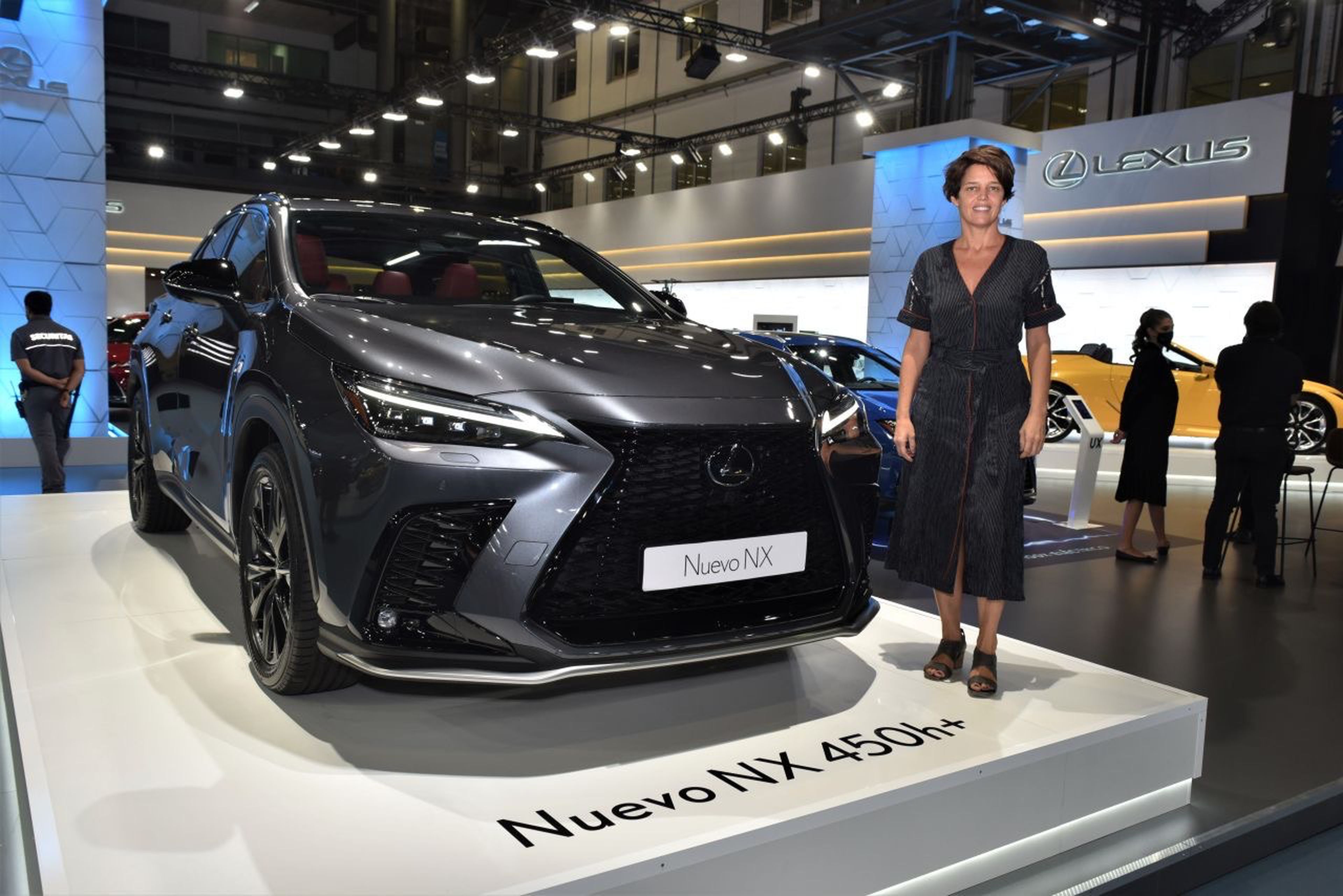 Mar Pieltain, directora de Lexus, con el nuevo NX híbrido enchufable.