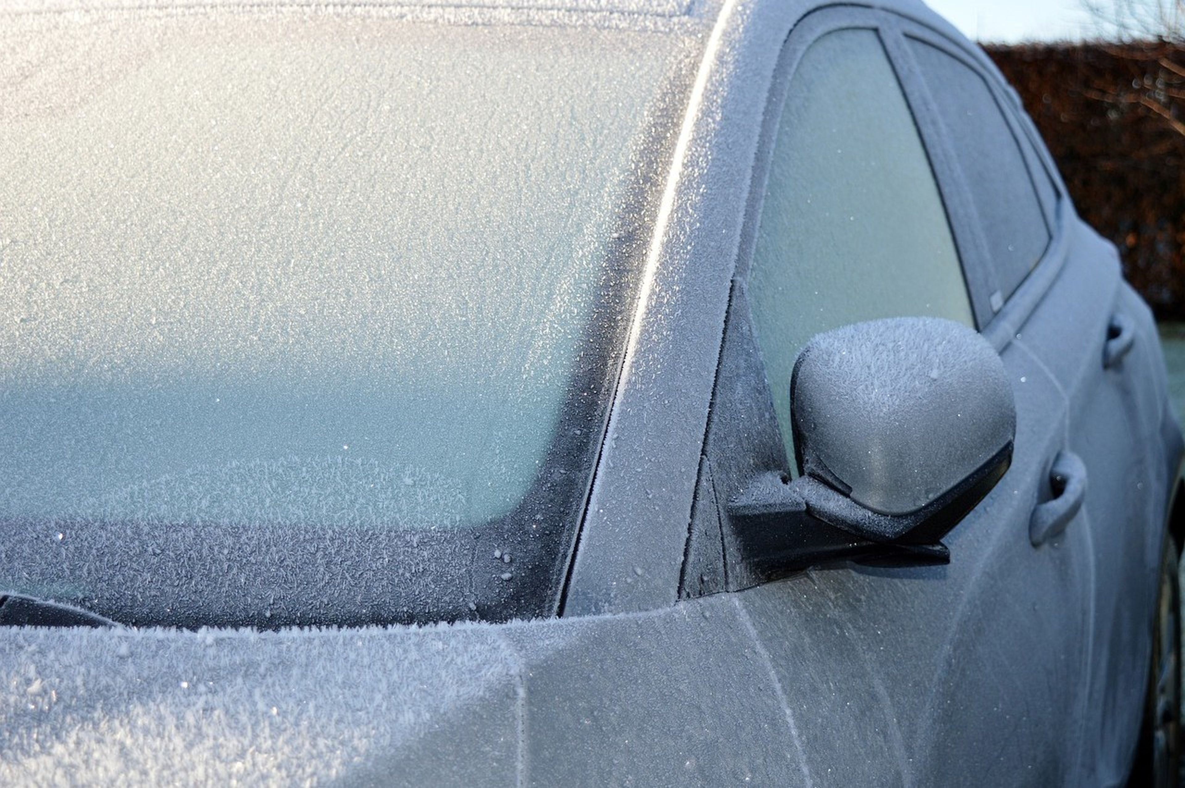 5 trucos definitivos para quitar el hielo del coche