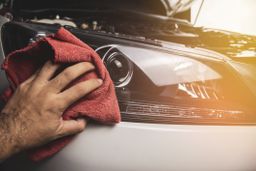 El truco viral para limpiar los faros del coche y dejarlos relucientes sin comprar productos químicos