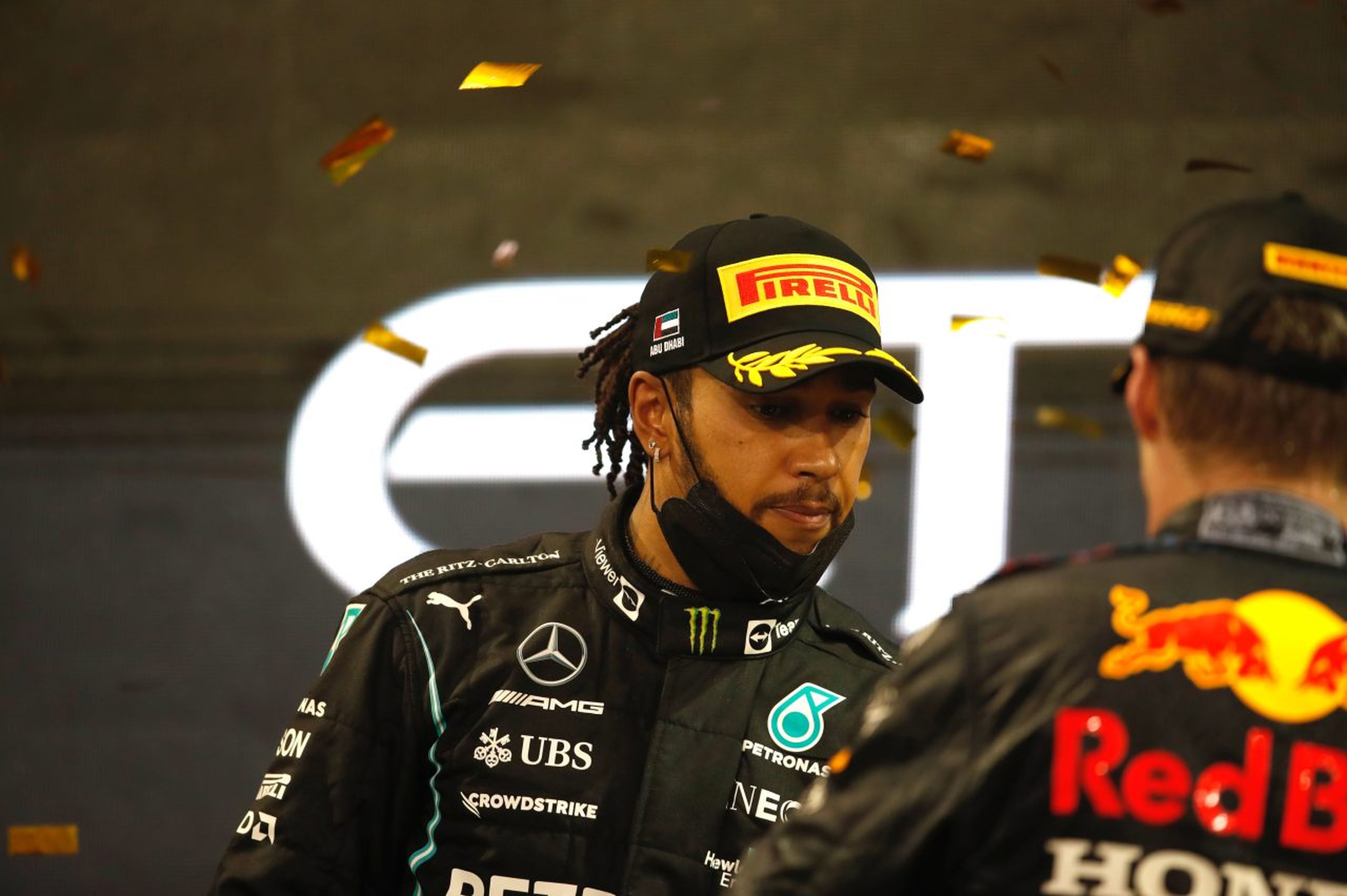 Lewis Hamilton en el podio de Abu Dhabi