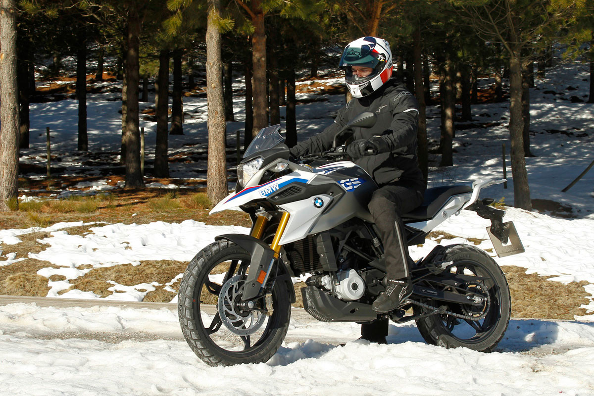 comedia admiración Casco Accesorios que debes llevar en tu moto si pasas por una zona nevada | Auto  Bild España