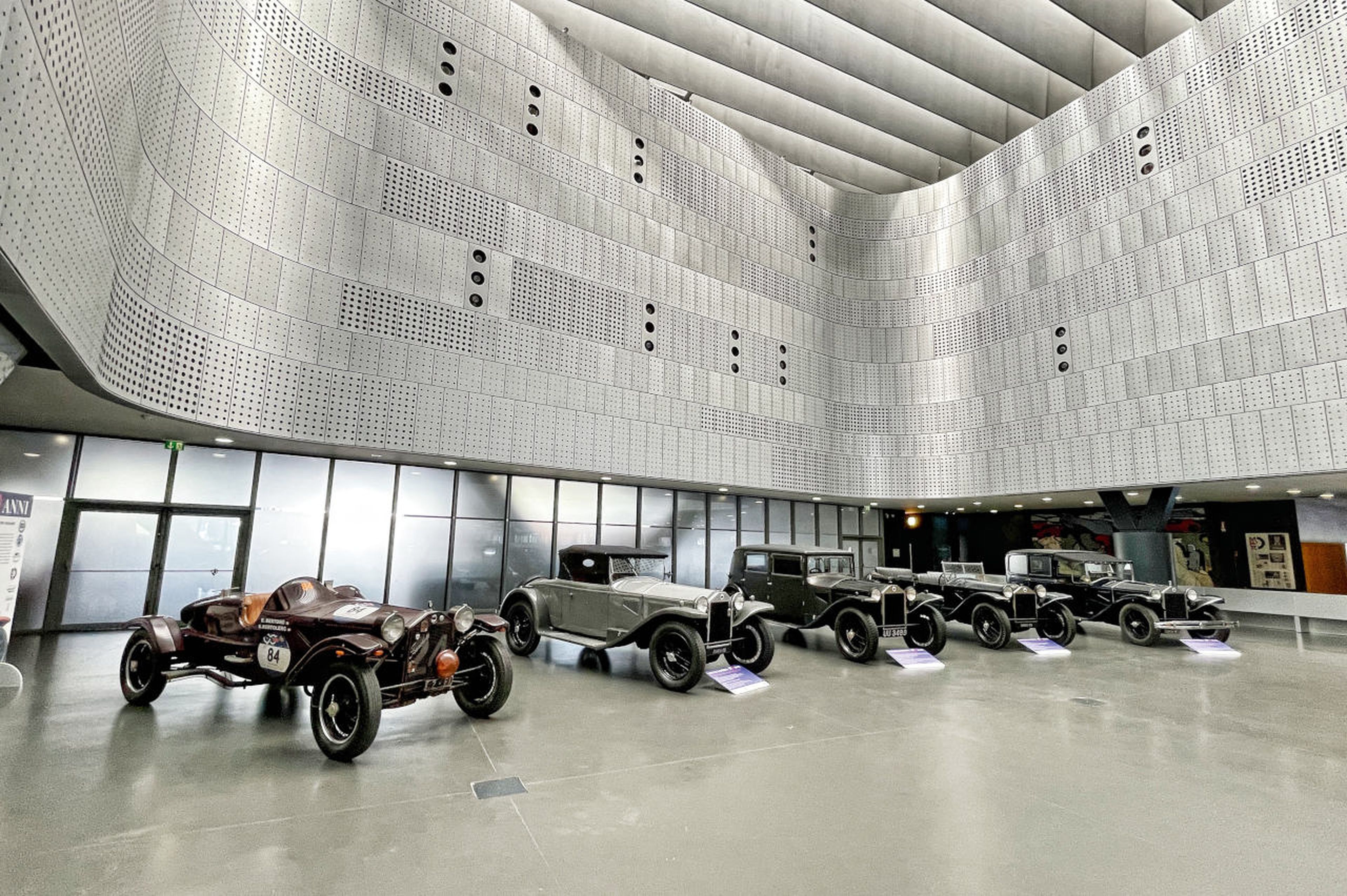 Una fabulosa colección de Lancia recibe en la entrada del Museo del Automóvil de Turín.