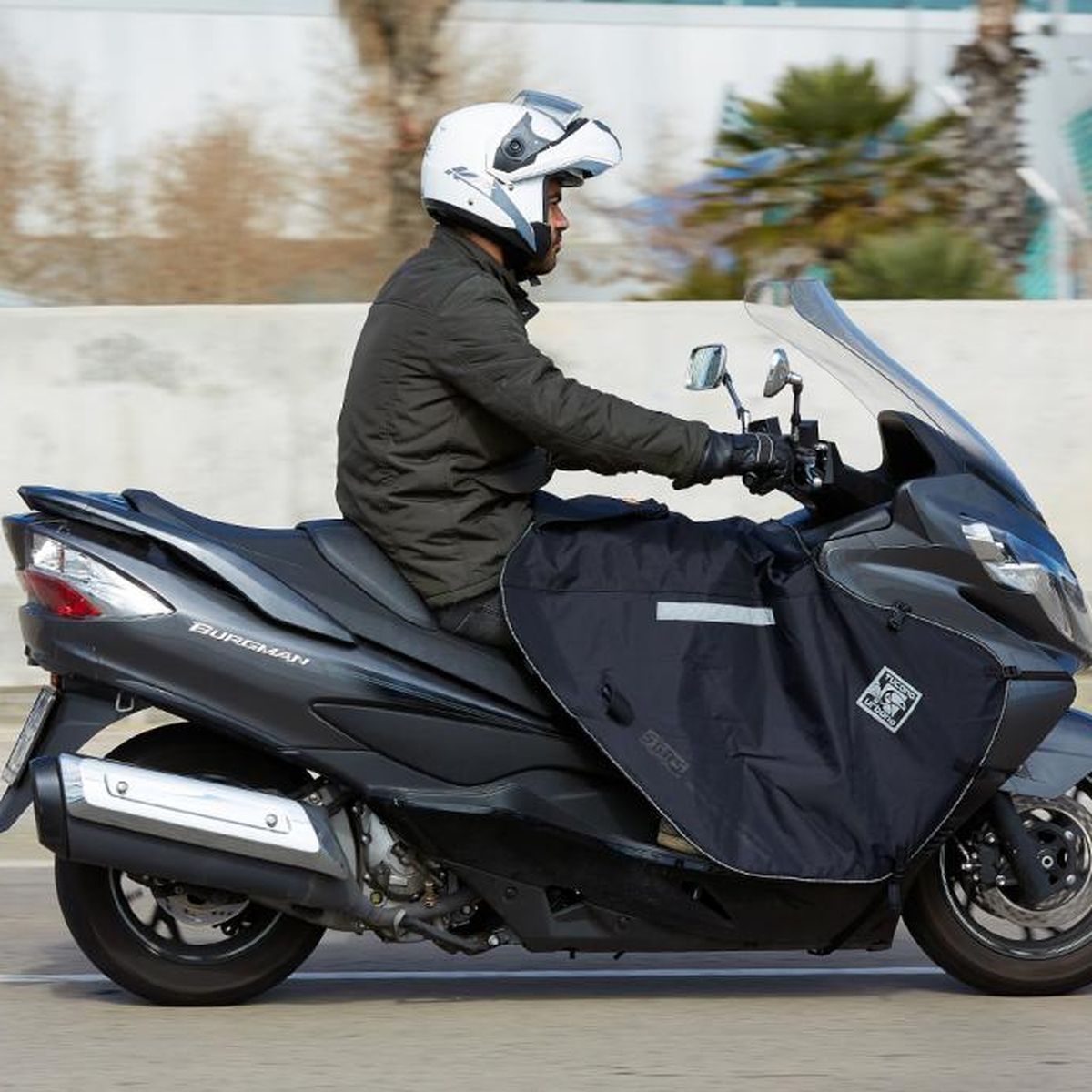 No rechaces a tu moto por el frío: con este cubrepiernas no pasarás frío en  tu moto y cuesta sólo 42 euros