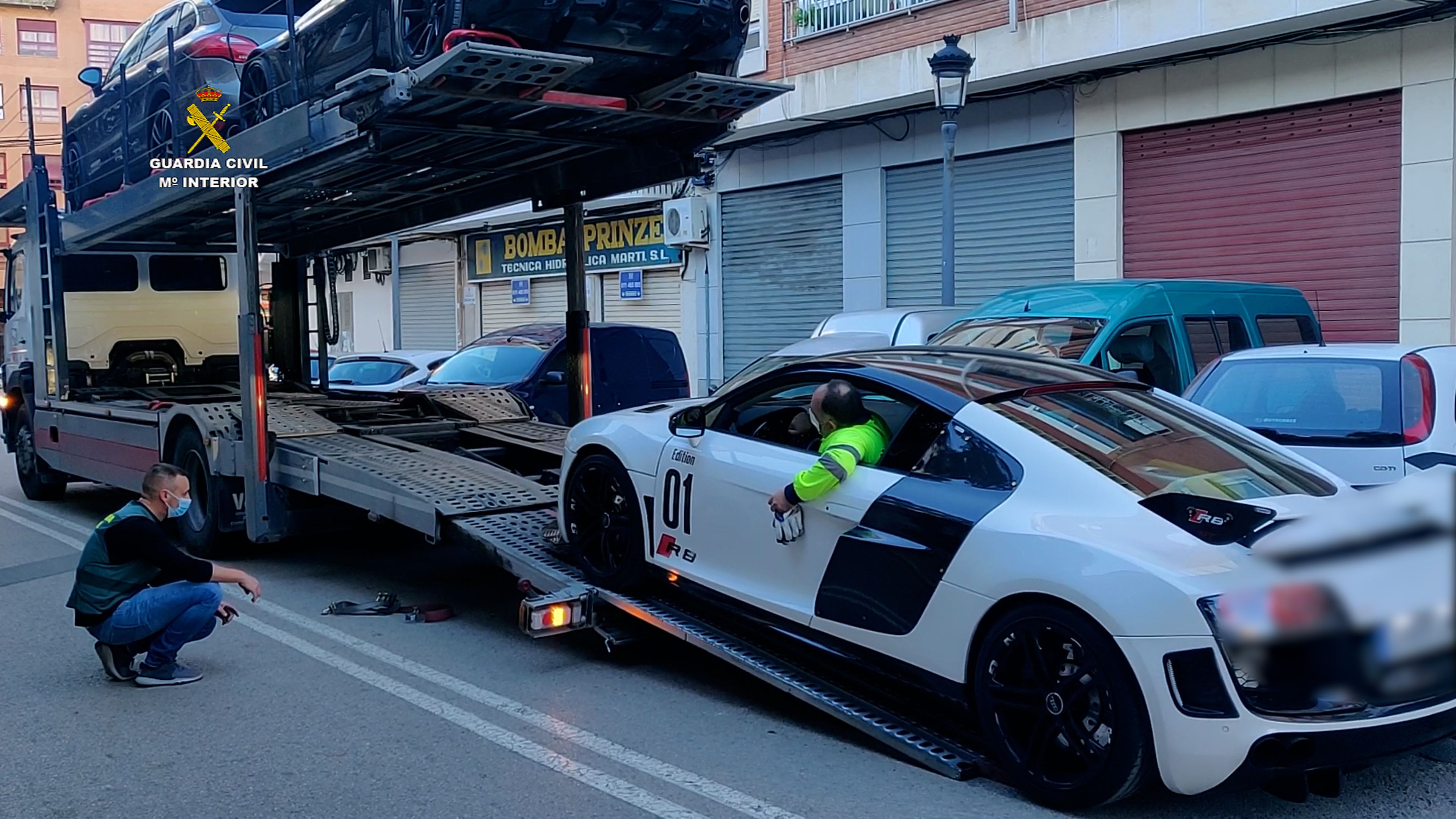 La Guardia Civil detiene a un estafador de criptomonedas con 20 coches de lujo