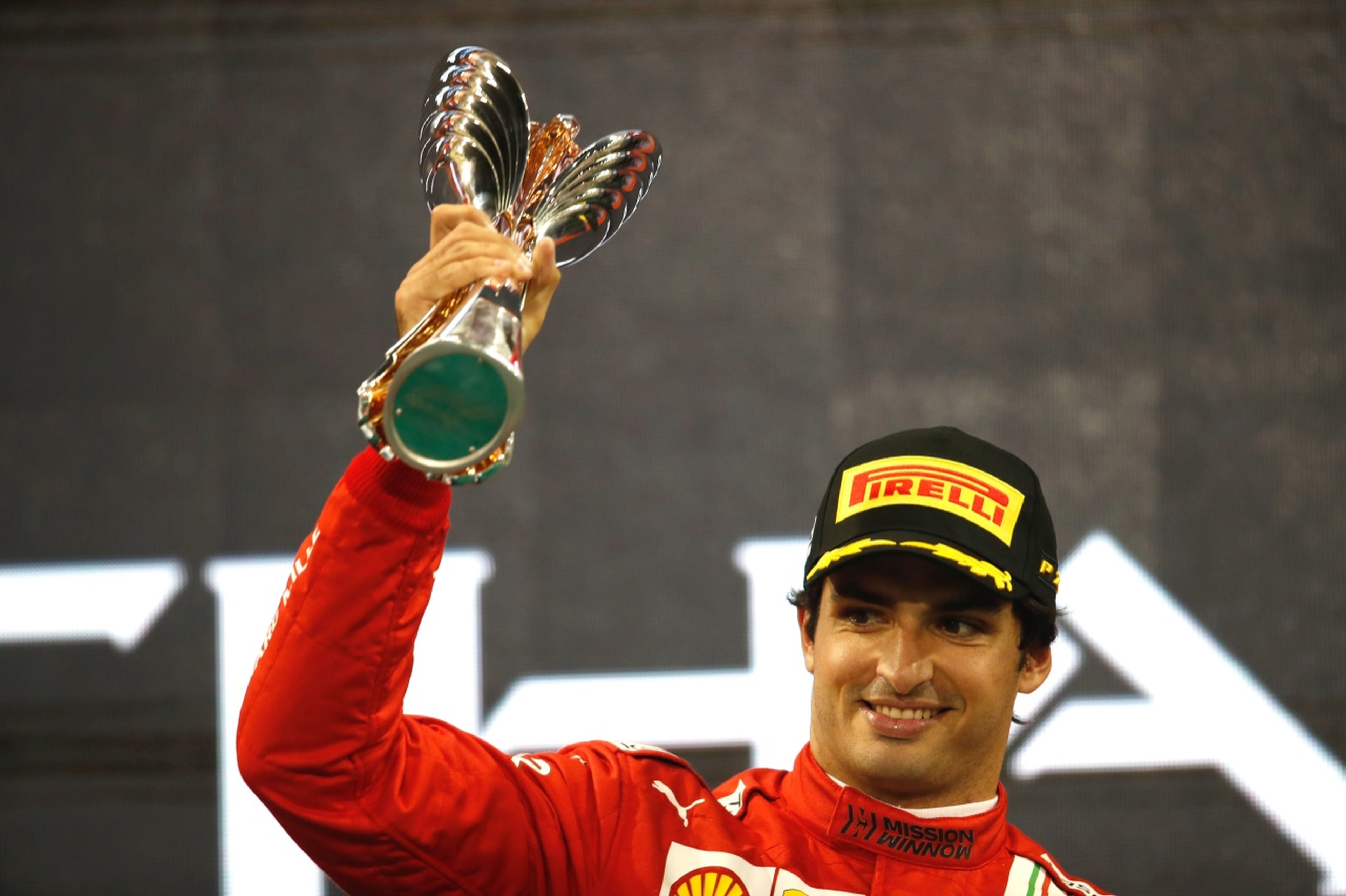 Carlos Sainz en el podio de Abu Dhabi 2021