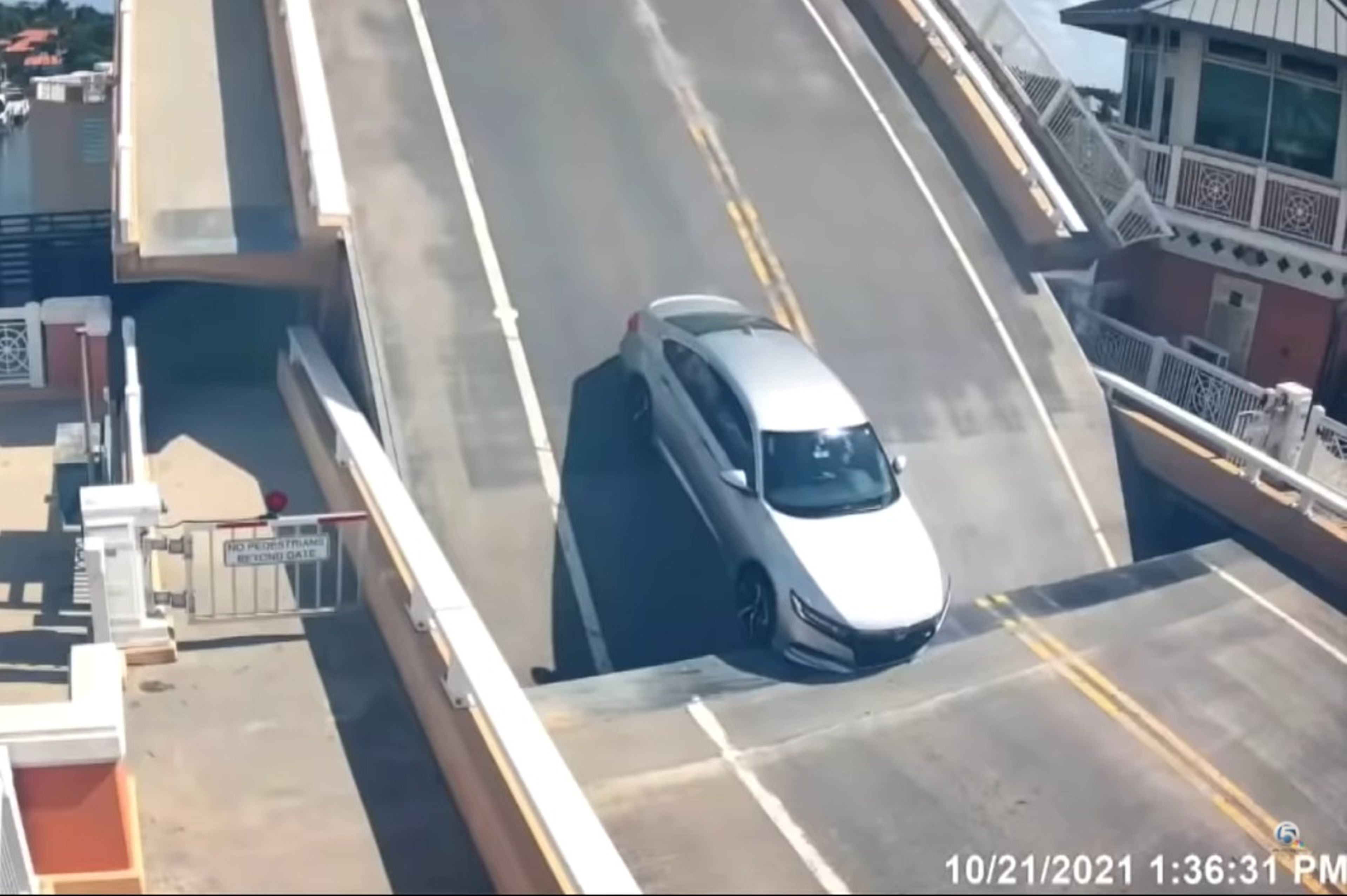 Honda Accord se queda atrapado en un puente elevadizo