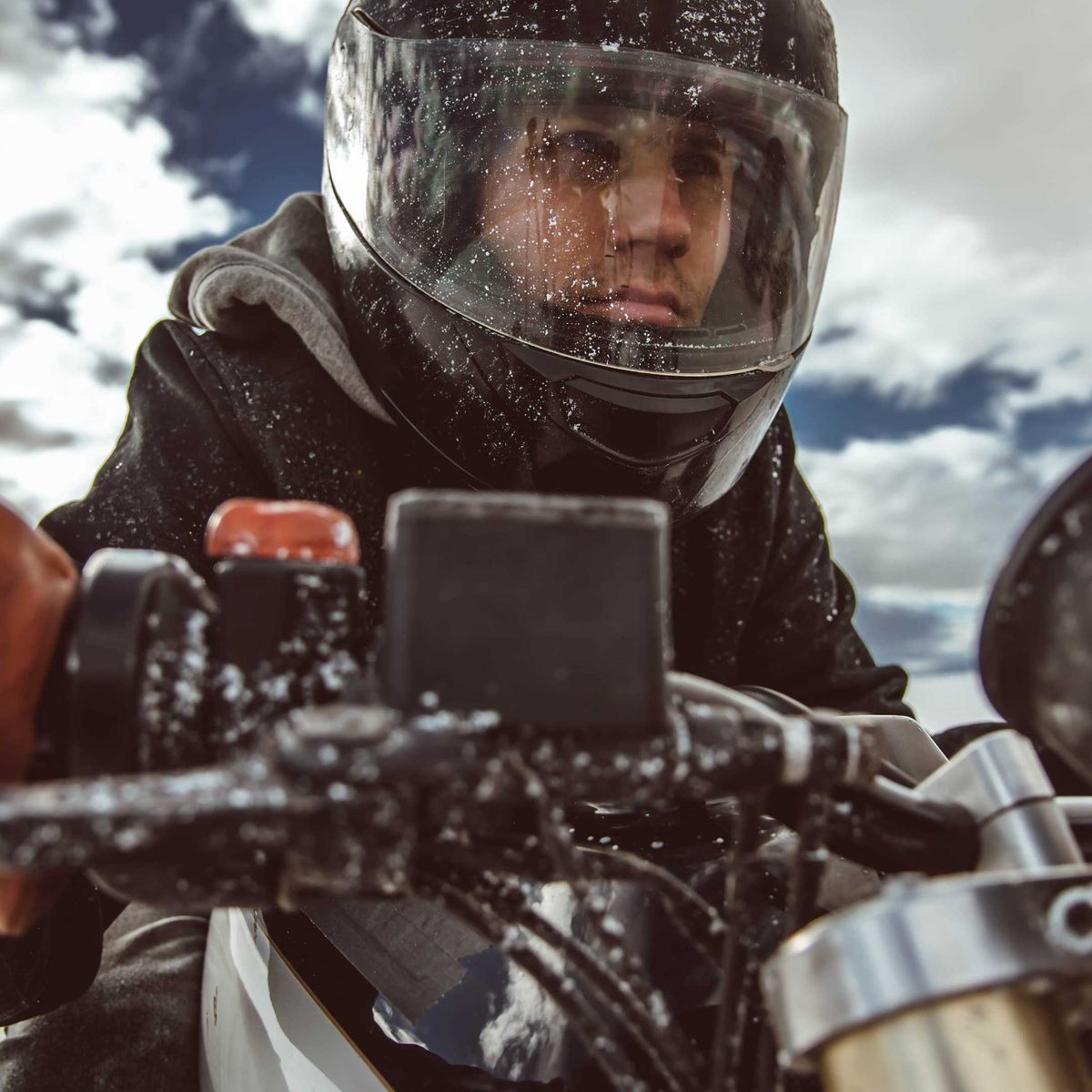 Mejores cascos de moto para la lluvia y el frío que puedes estrenar en  otoño-invierno