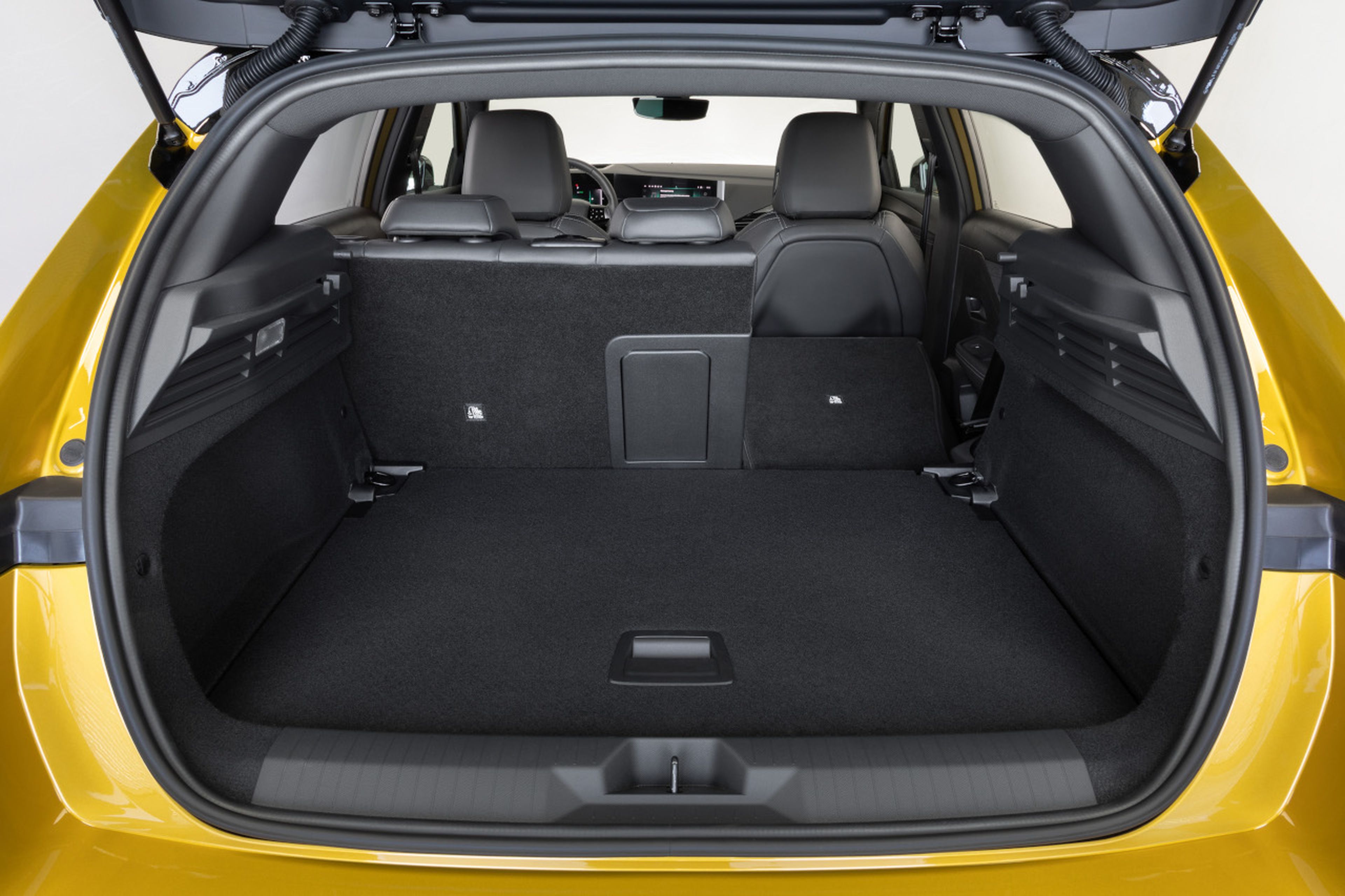 Así es el maletero del Opel Astra 2022, que en el caso del PHEV cubica 352 litros