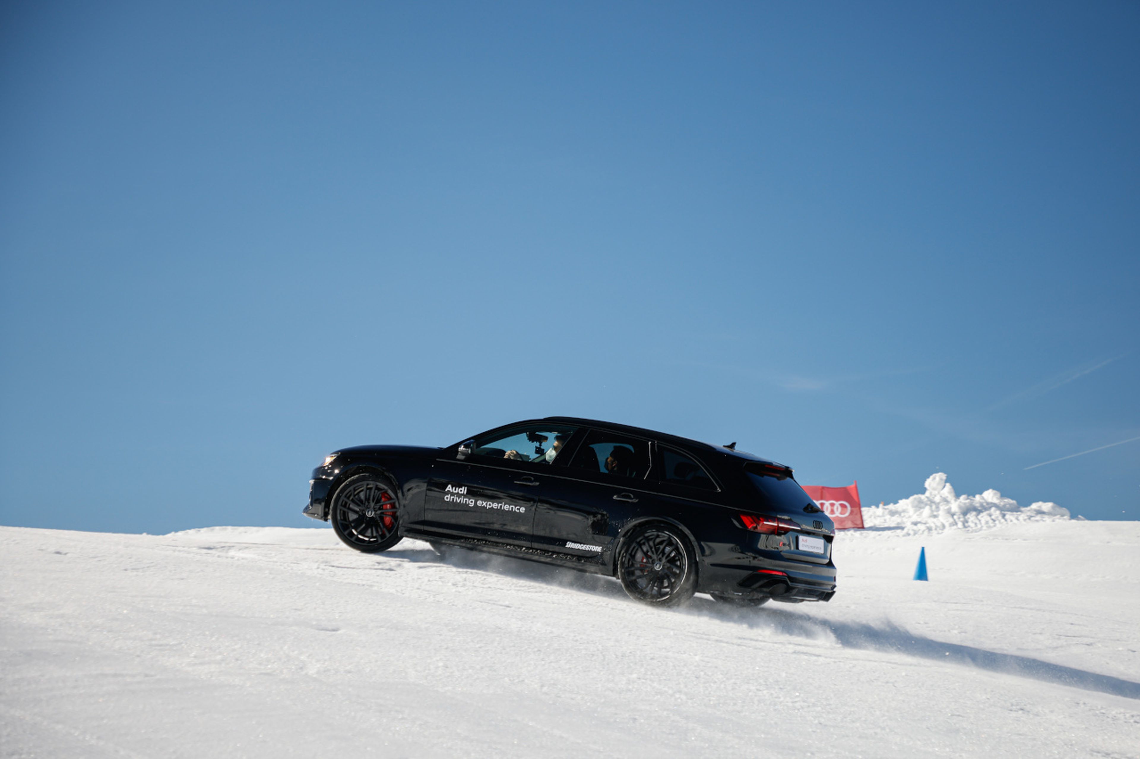 Otro desafío para los coches: subir una cuesta nevada. Pisar a tope el acelerador es fundamental