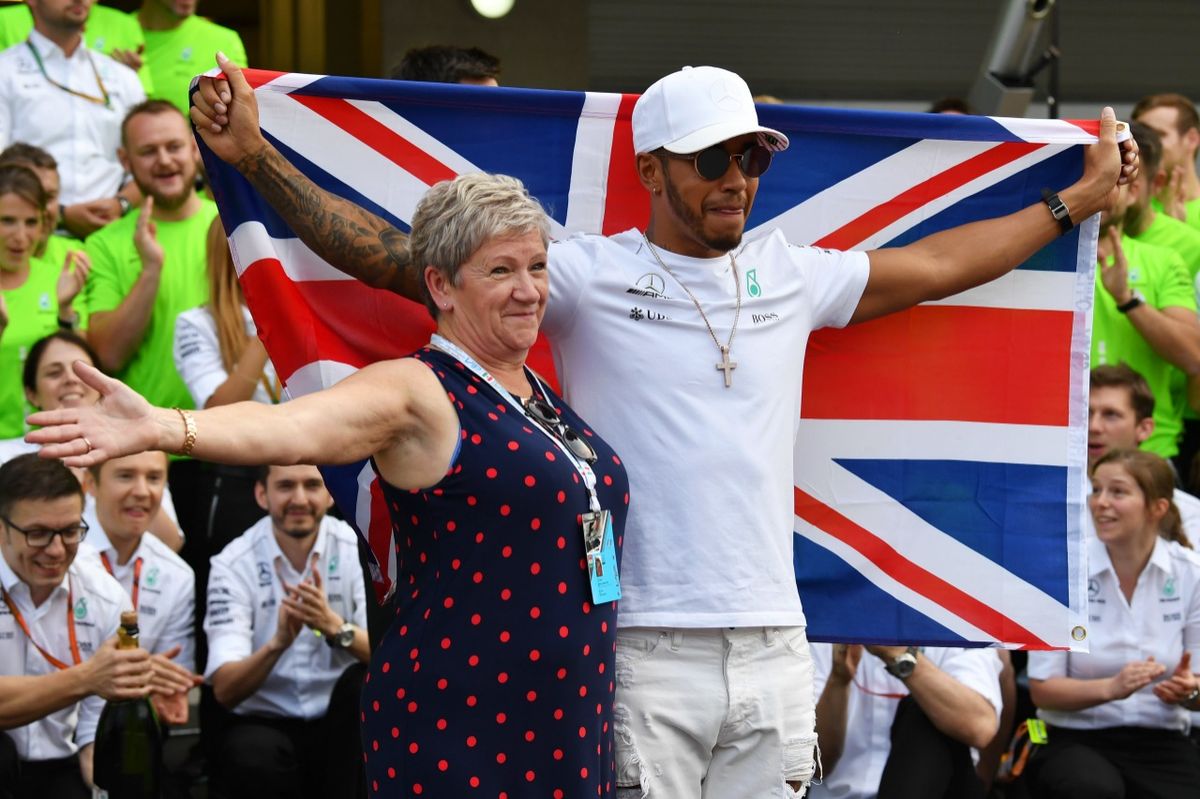 Lewis Hamilton anuncia que se cambia el nombre