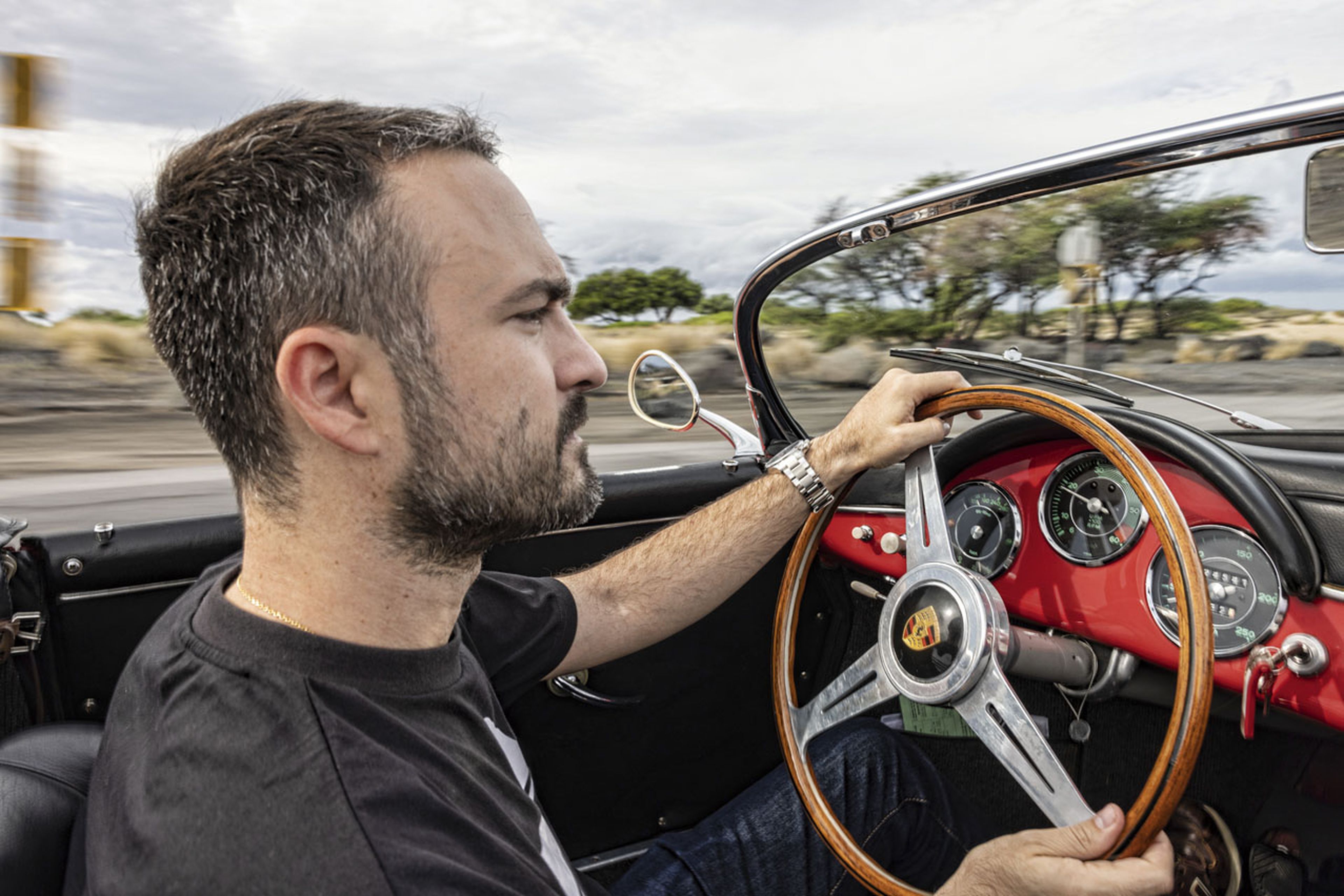 Hugo Valverde probando el Porsche 356 Speedster en Hawái