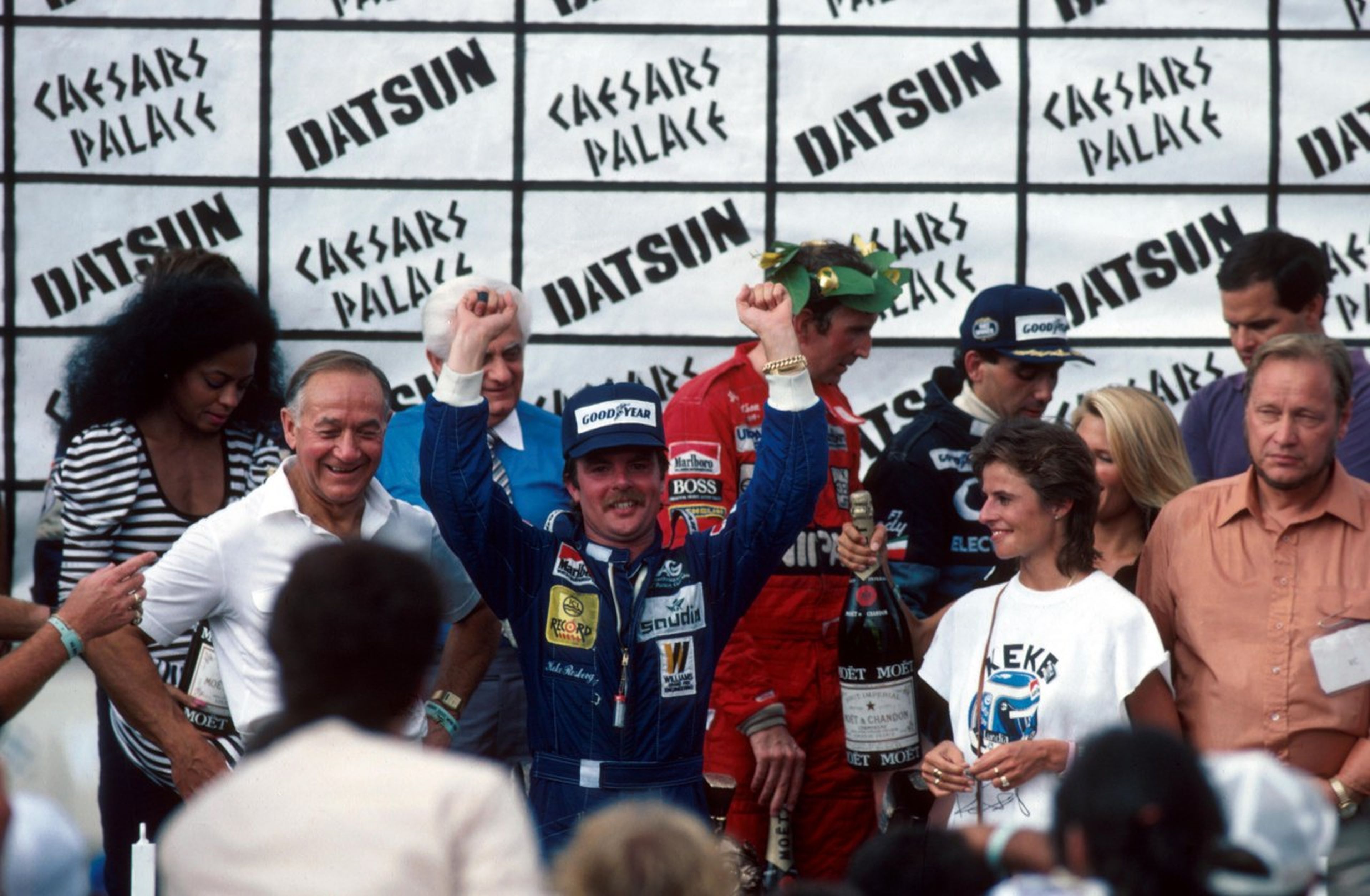 Keke Rosberg (centro) celebra el título de 1982