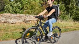 Bicicleta eléctrica todocamino por 100€ menos en Norauto: esta oferta es irresistible