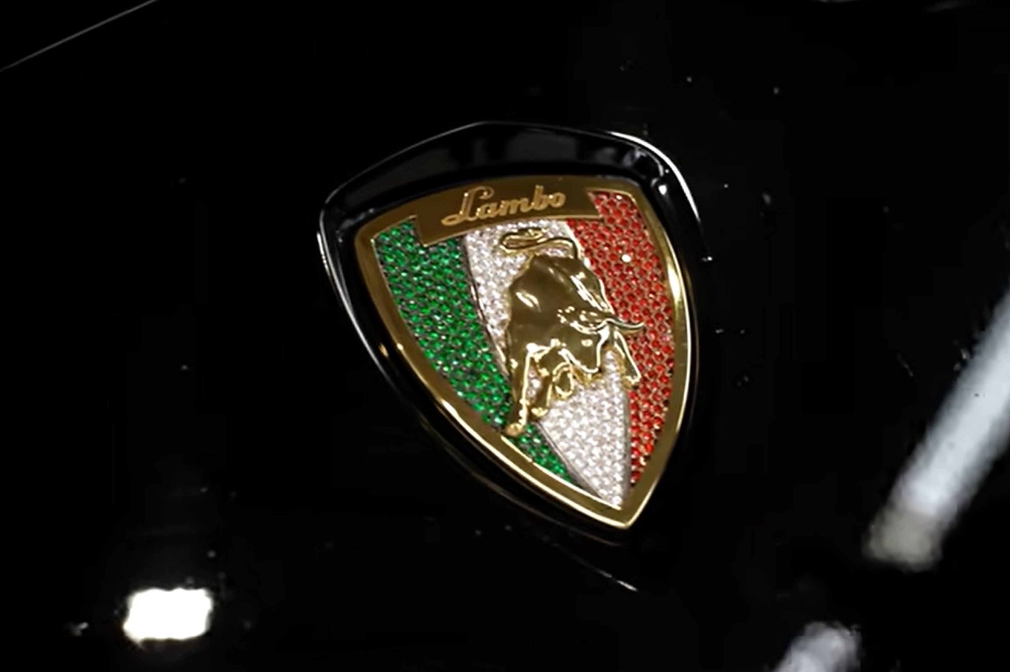 Lamborghini Urus con una insignia de diamantes
