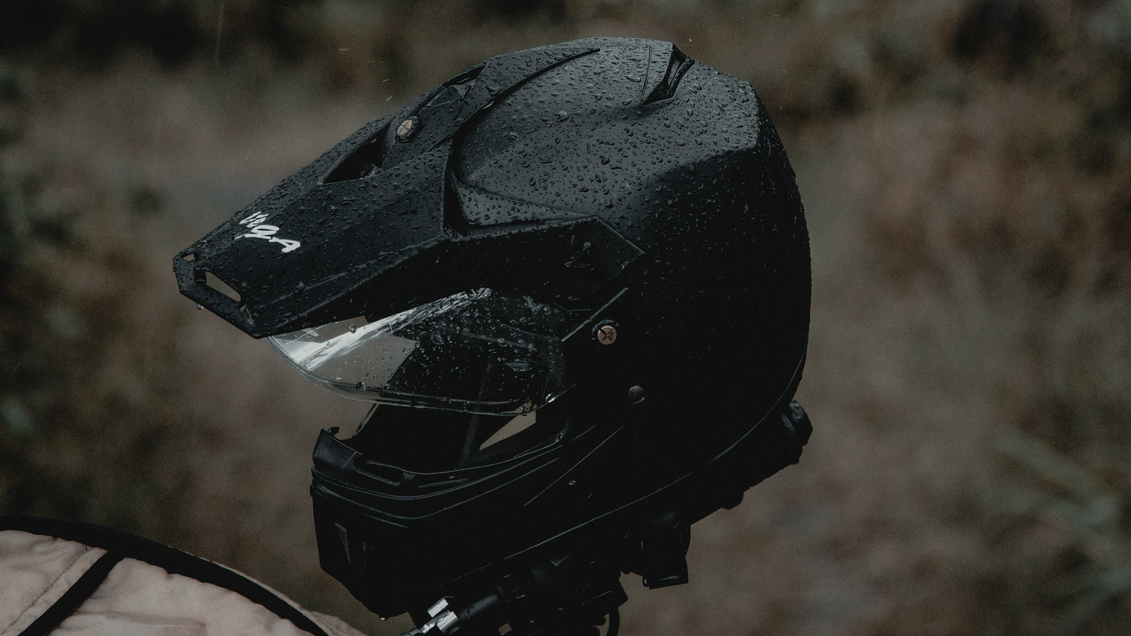 El repelente de lluvia que es perfecto para la visera de tu casco y que puede evitarte más de un susto