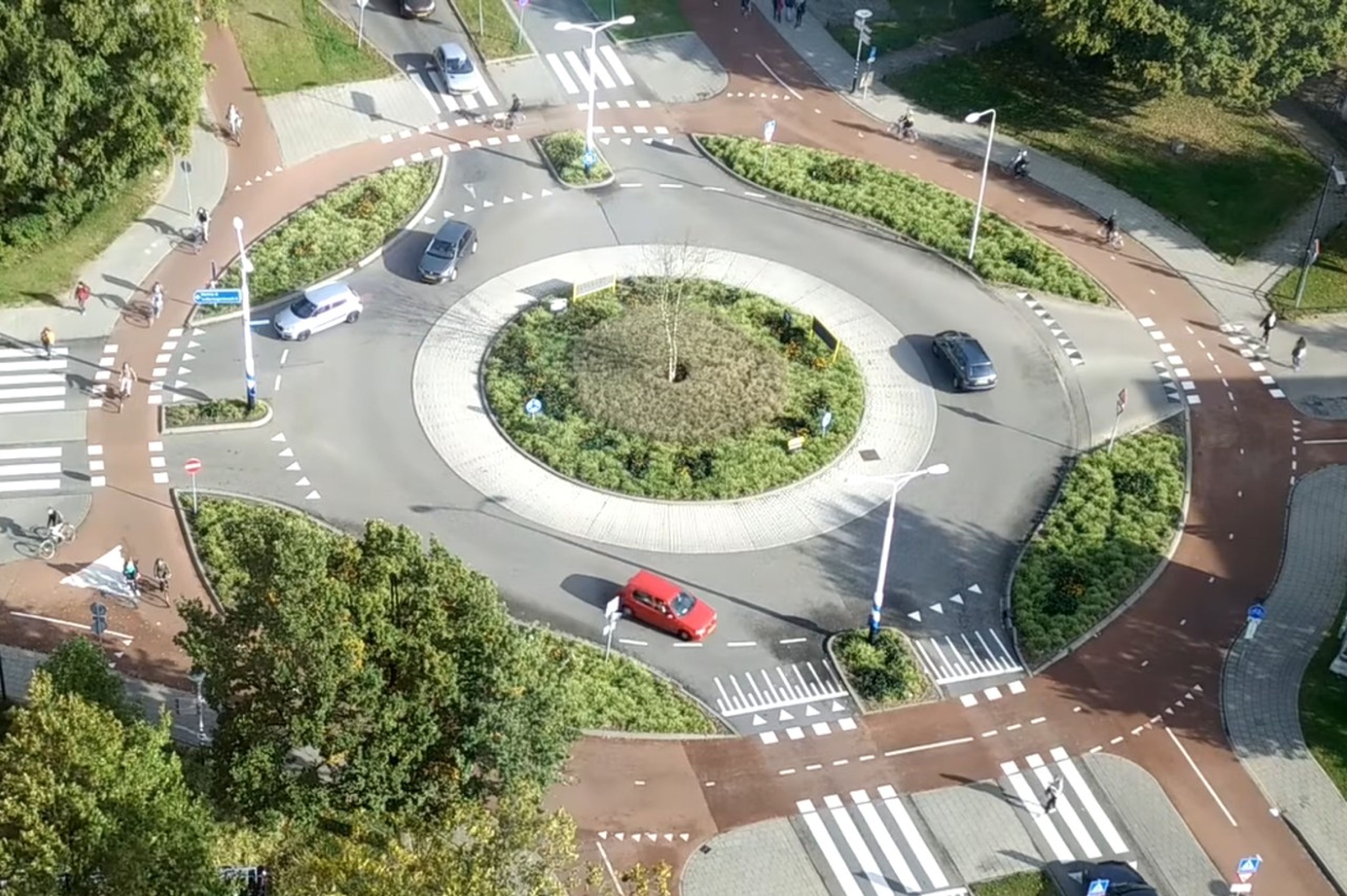 Центр на кольцевой. Roundabout кольцевой перекрёсток. Озеленение кругового движения. Нидерланды круговой перекрёсток. Круговое движение клумба.