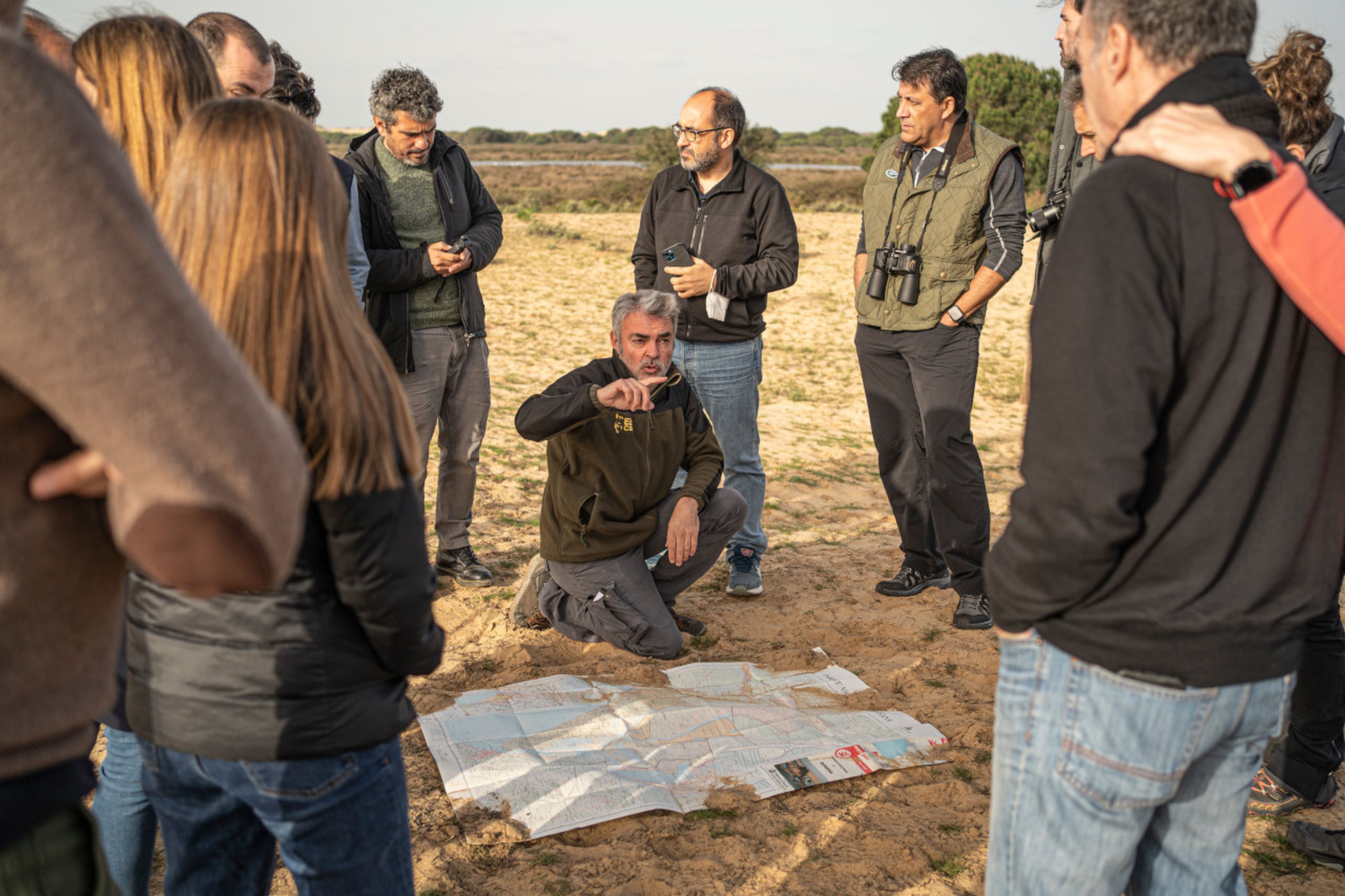 En el centro, agachado, Jacinto Román, técnico del CSIC en Doñana.