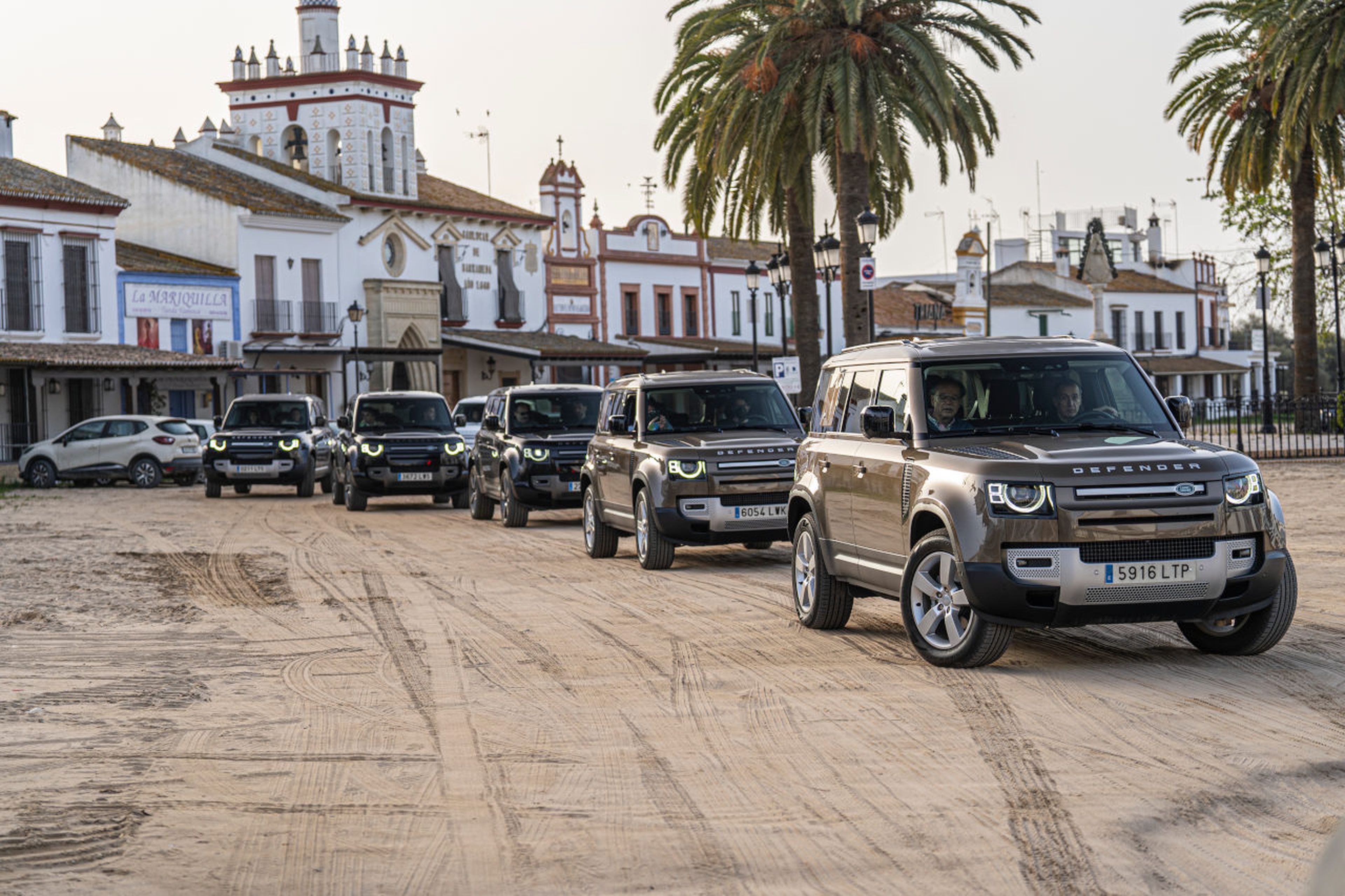 El convoy de Land Rover Defender en El Rocío (Huelva).