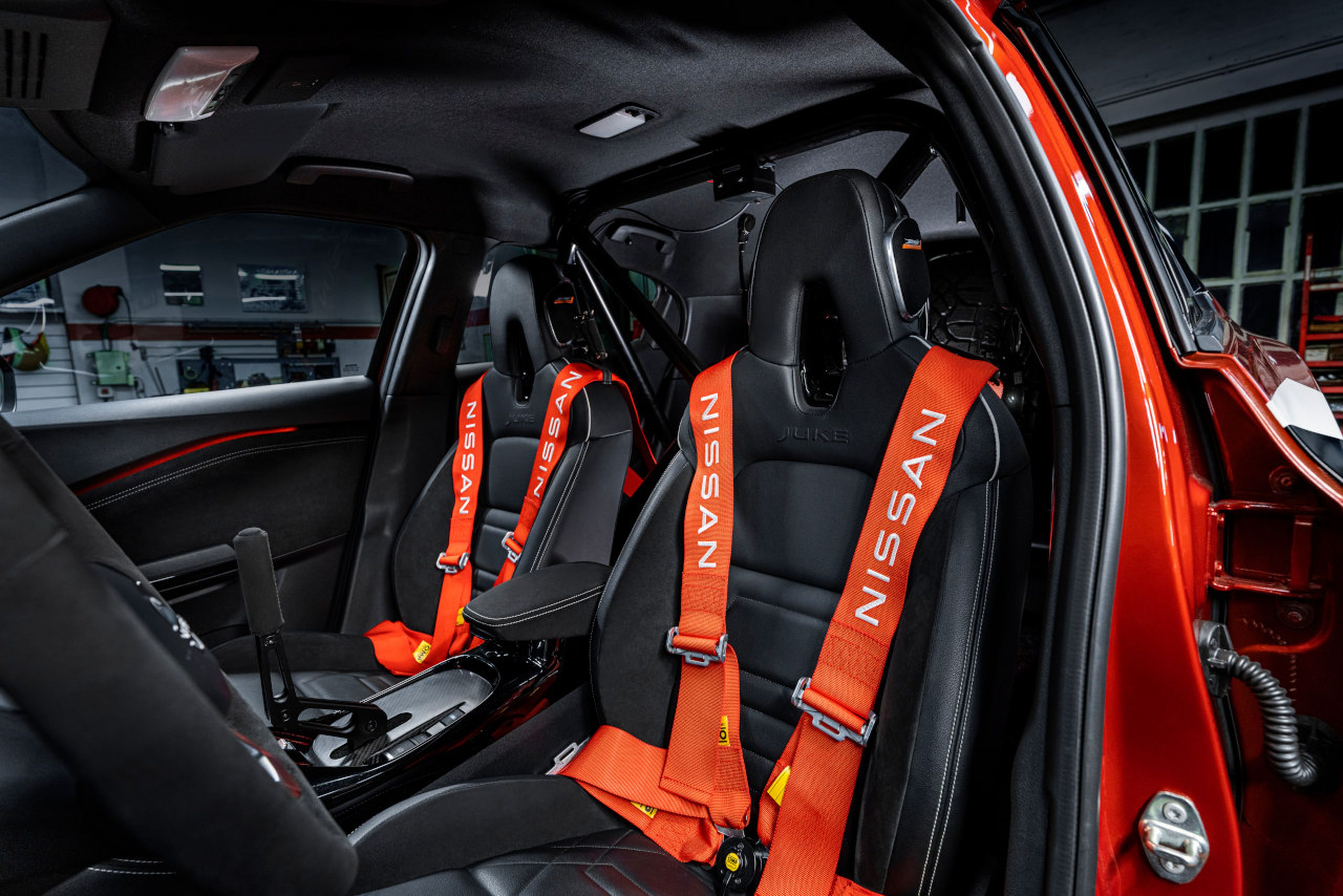 Asientos con arneses del Nissan Juke Hybrid Rally Tribute Concept.