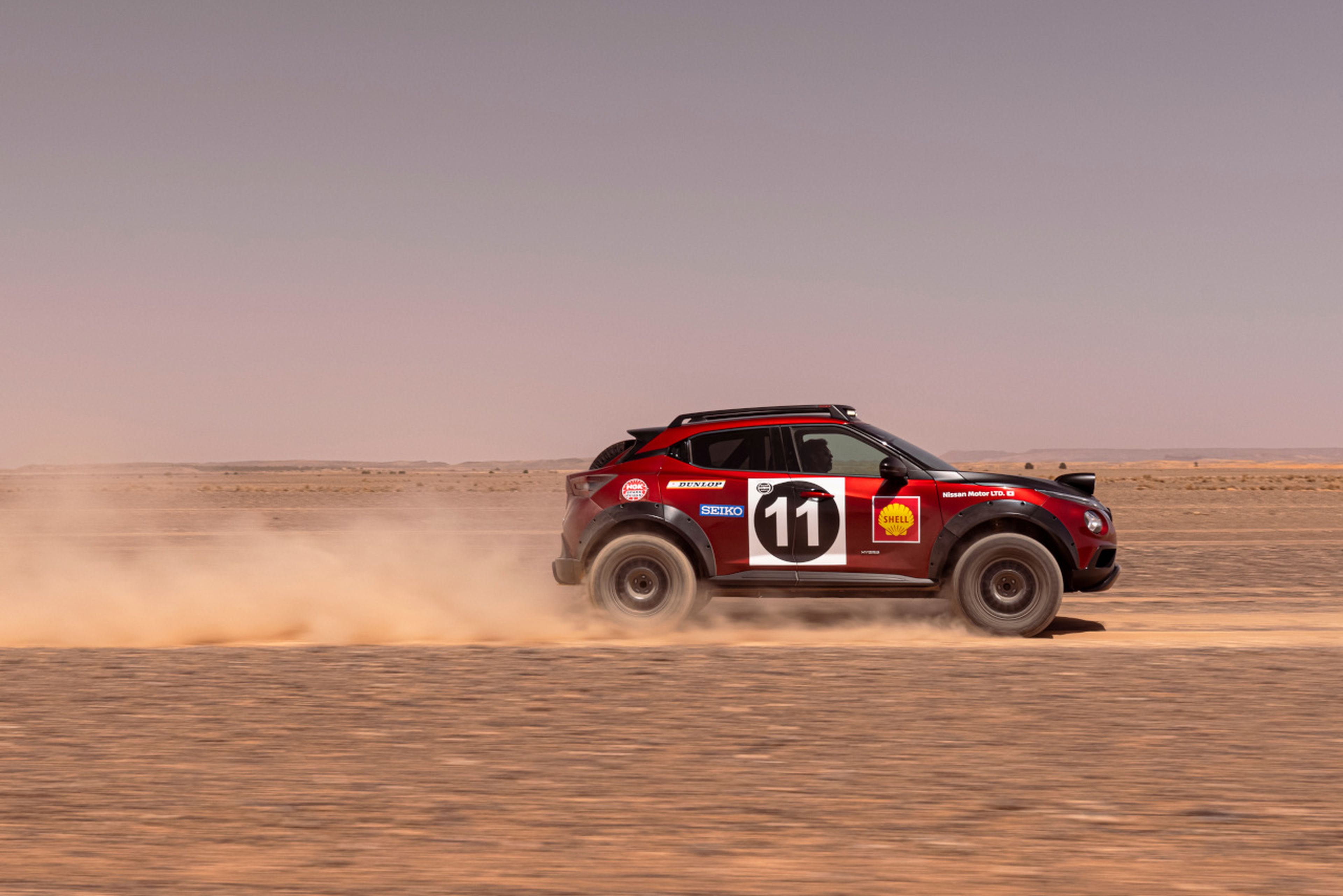 A más de 100 km/h por pistas del desierto marroquí con este Nissan Juke Hybrid tan especial
