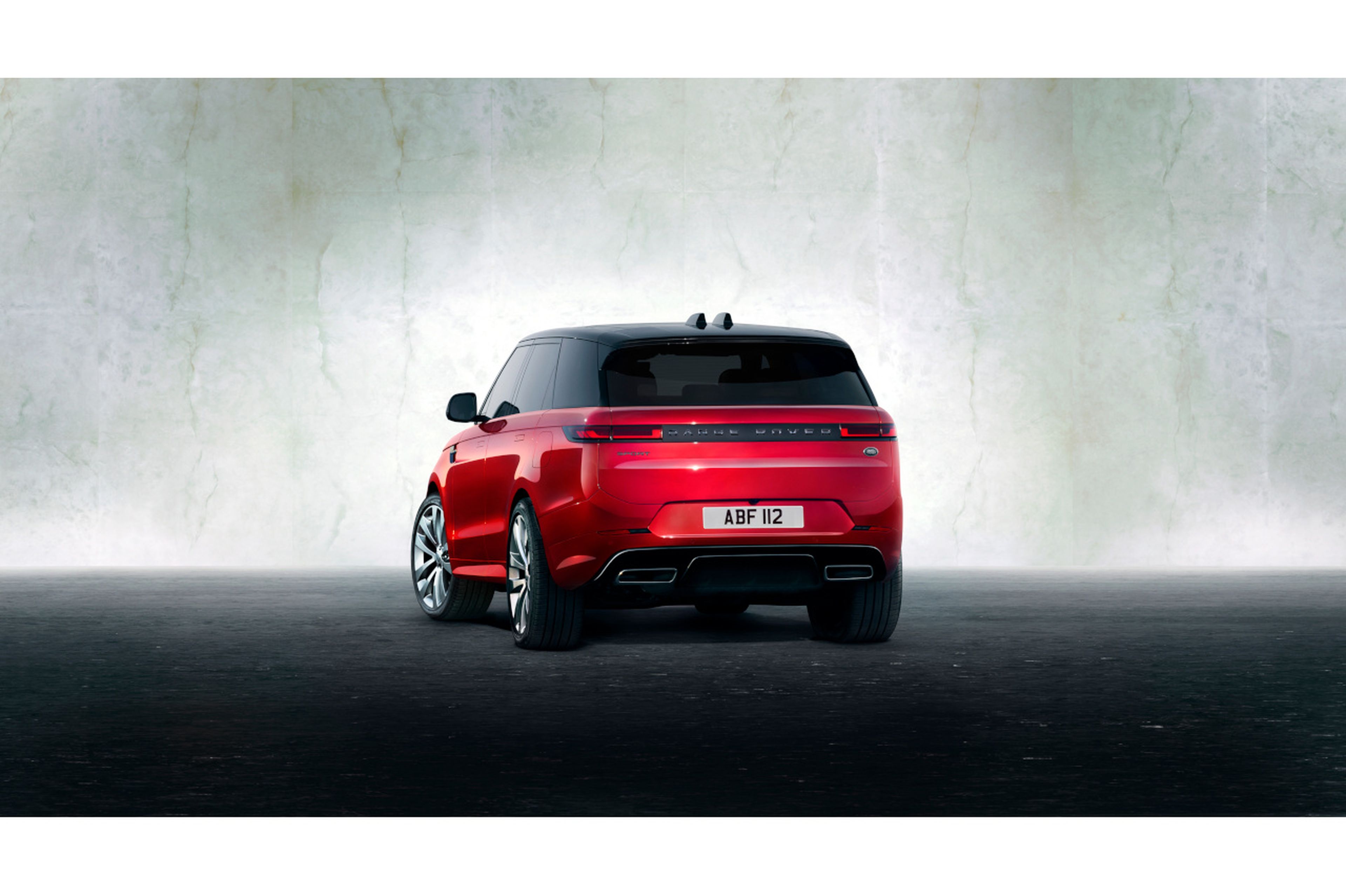Trasera del nuevo Range Rover Sport 2023.