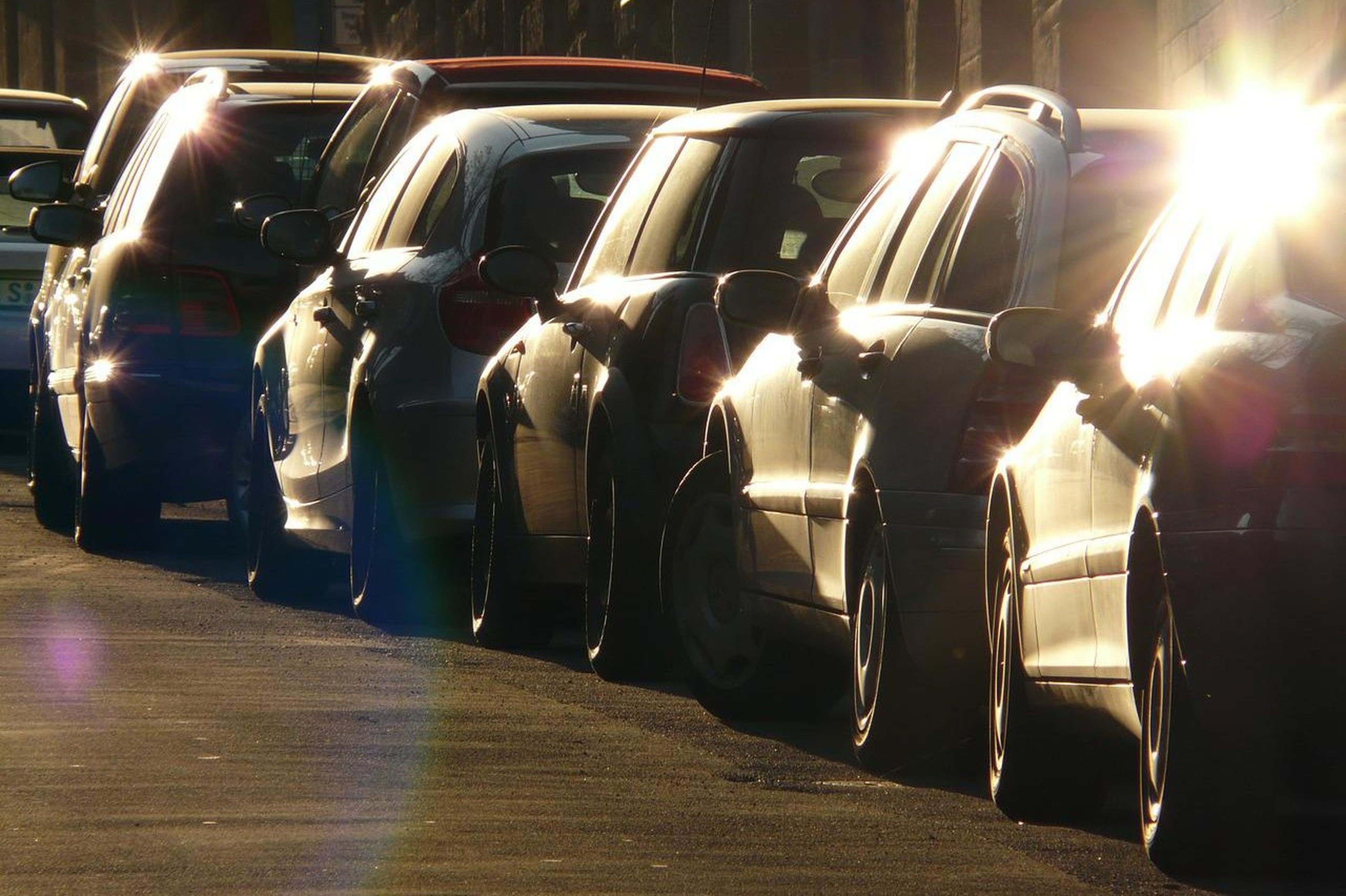 Parar, estacionar o detener el coche, aprende las diferencias y evita multas