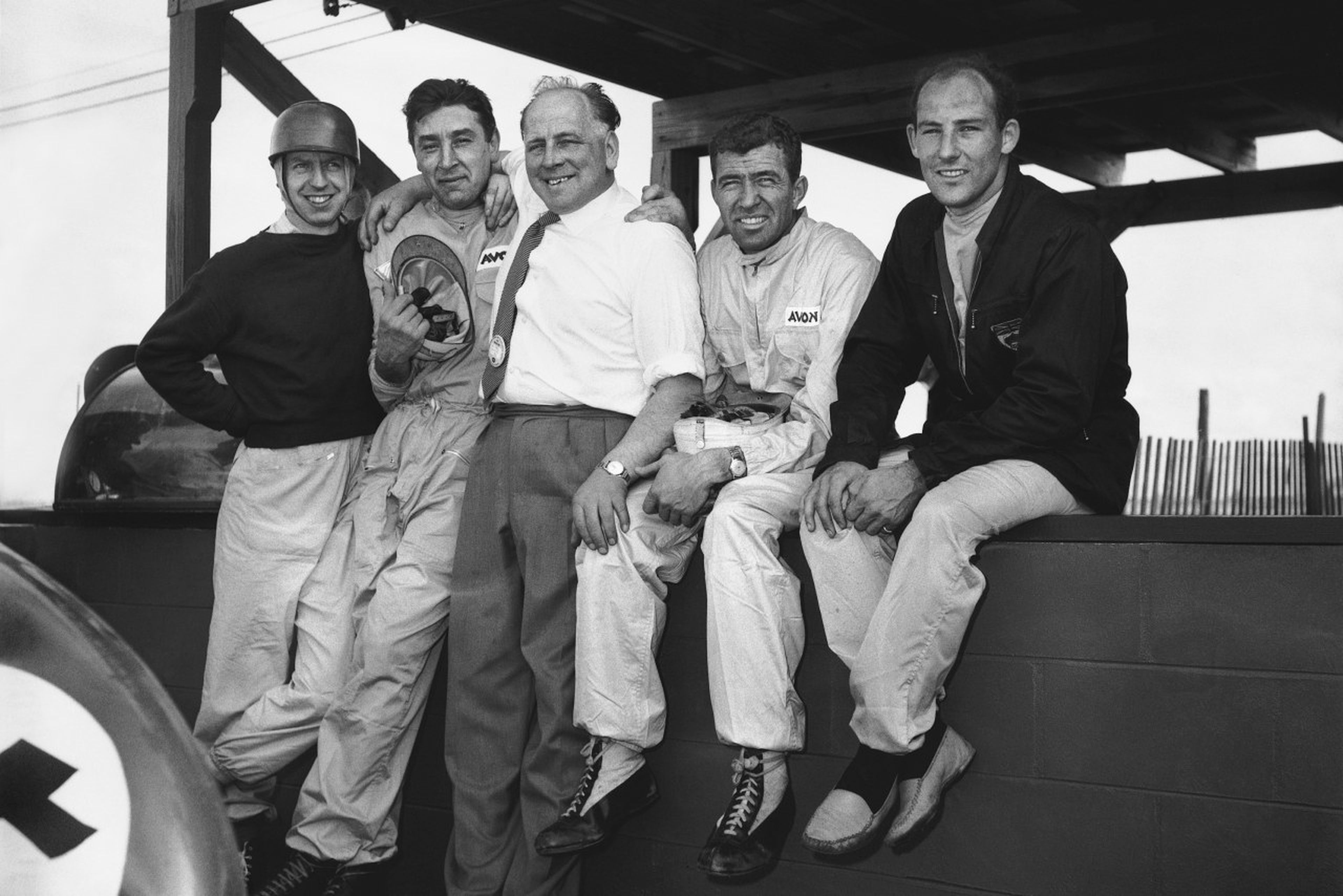 De izquierda a derecha: Tony Brooks, Roy Salvadori, Carroll Shelby y Stirling Moss