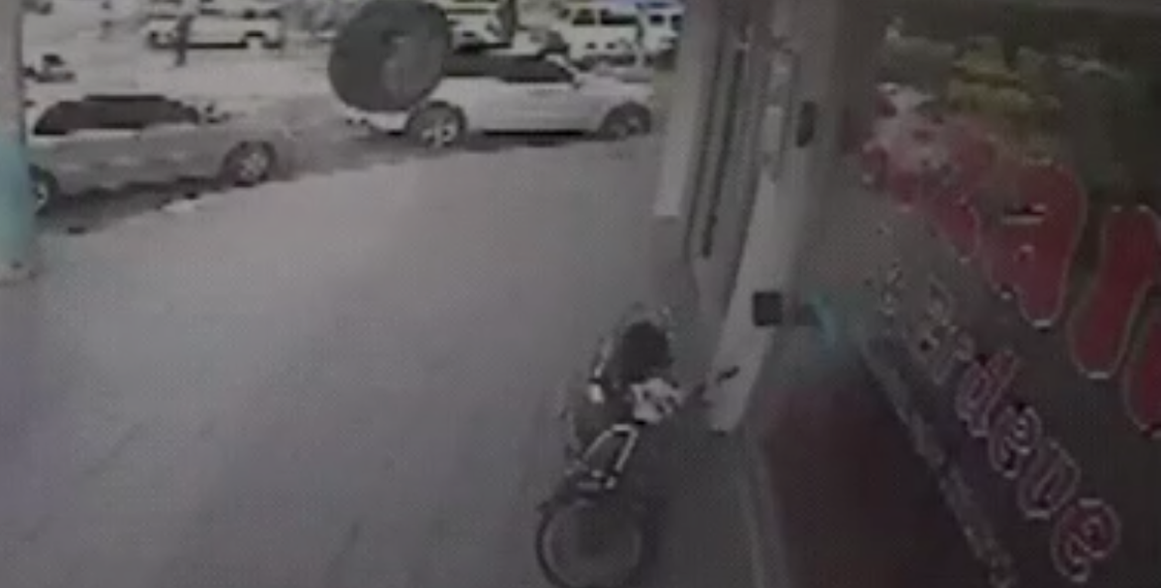 1- VÍDEO: Se escapa un neumático y... ¡se cuela en una oficina!