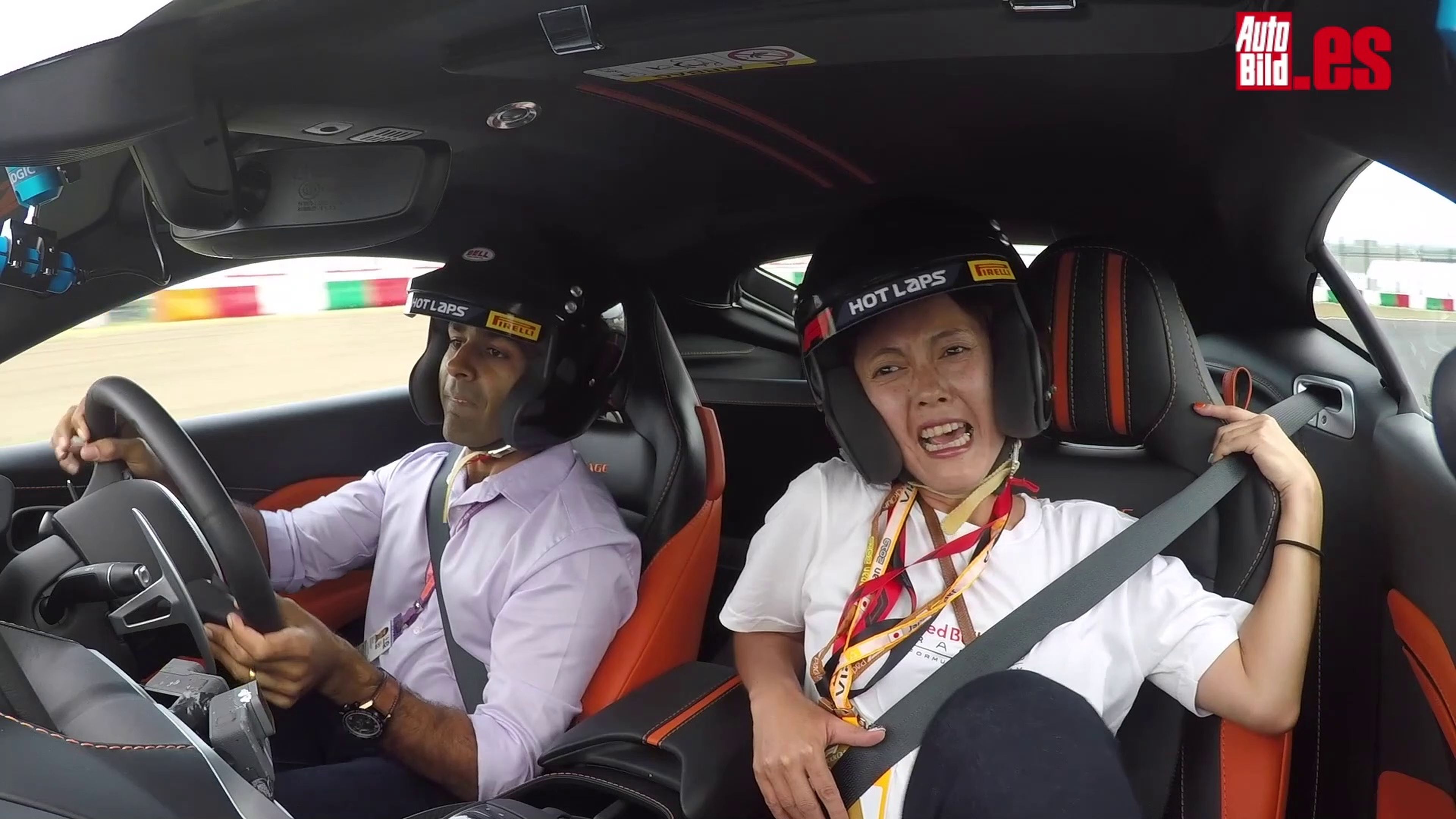 Una aficionada alucina de copiloto en un Aston Martin Vantage en Suzuka