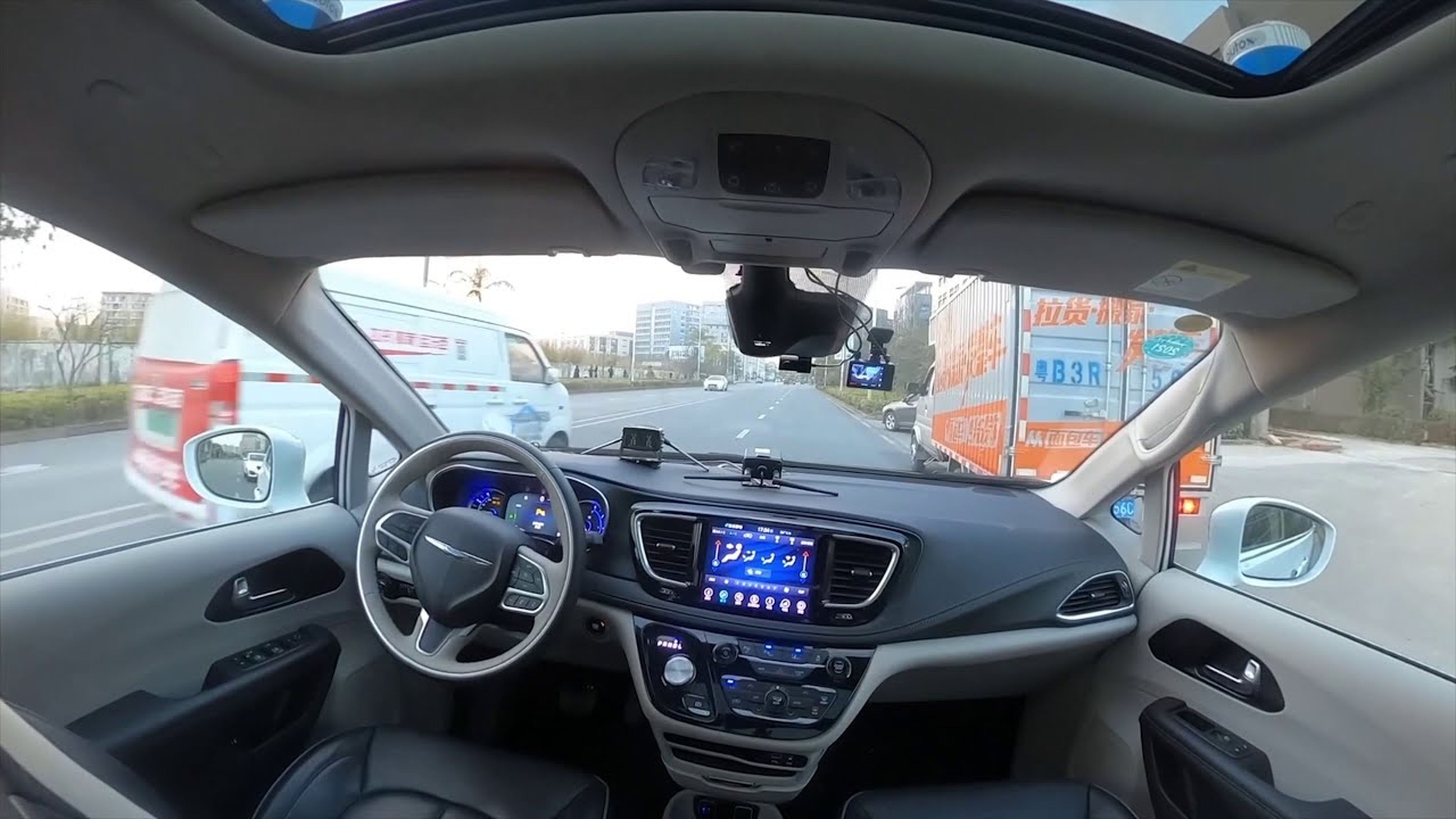 AutoX Opens Its Fully Driverless RoboTaxi Service to the Public in China (English)
