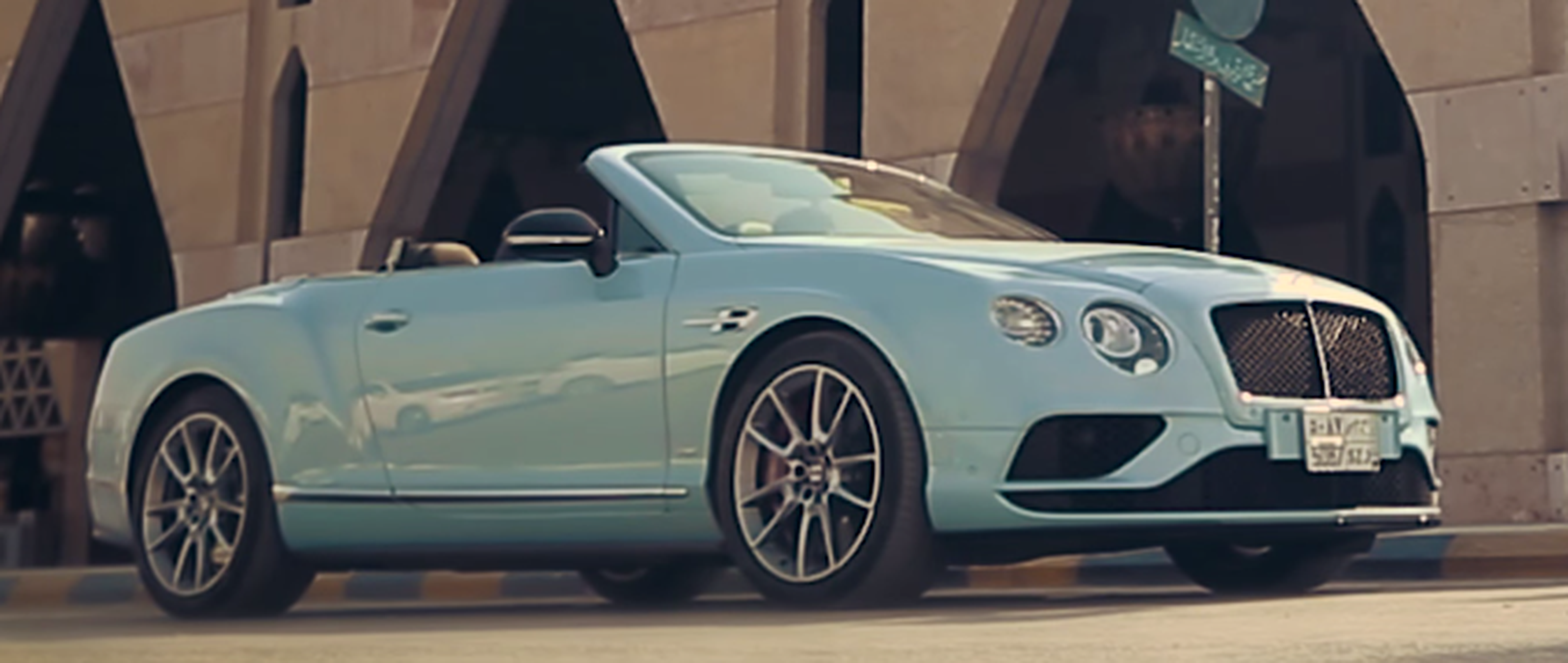 Bentley Continental GT V8 S Convertible. Carrera contra un tren en el desierto