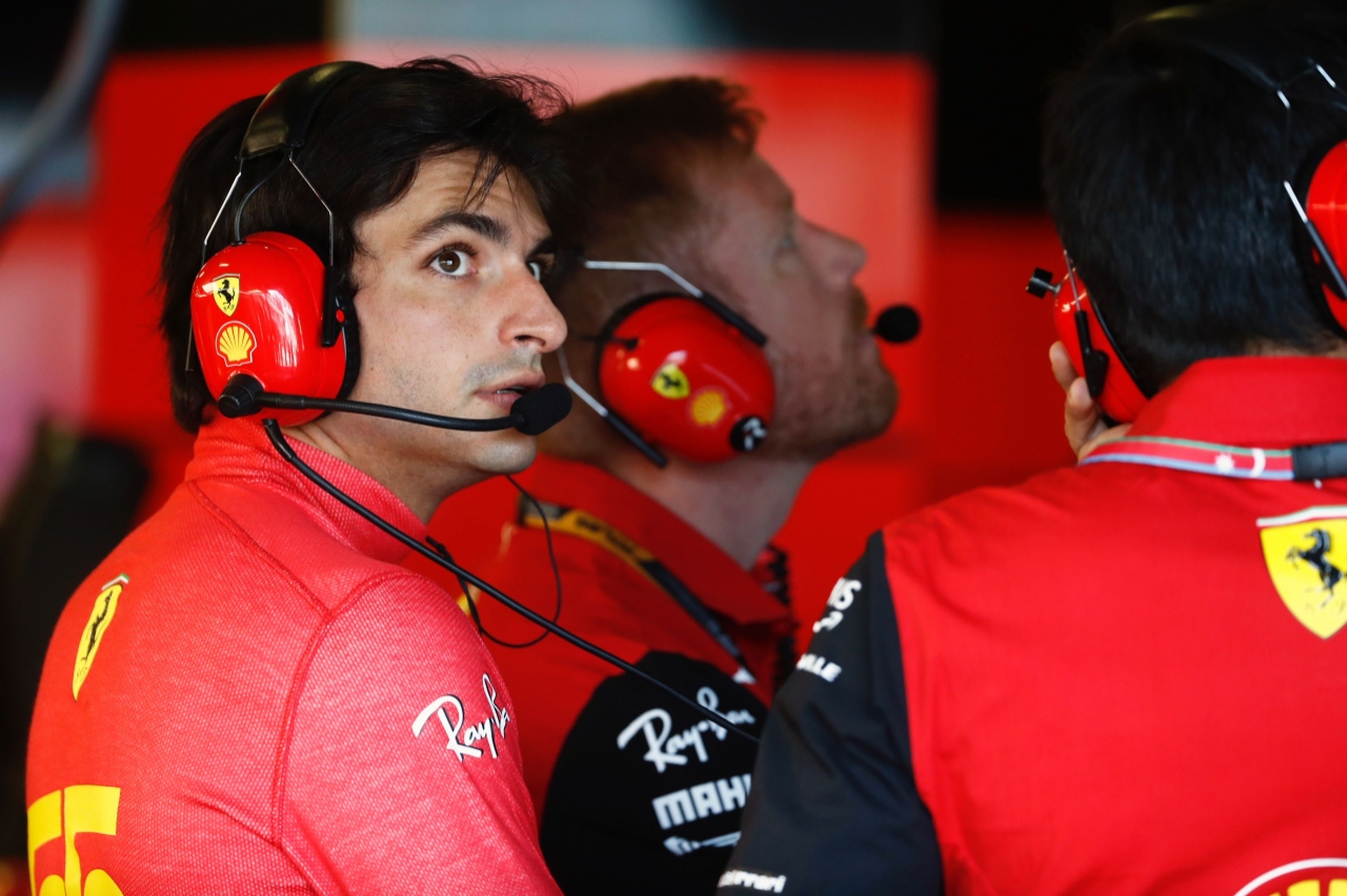 Carlos Sainz en el box de Ferrari