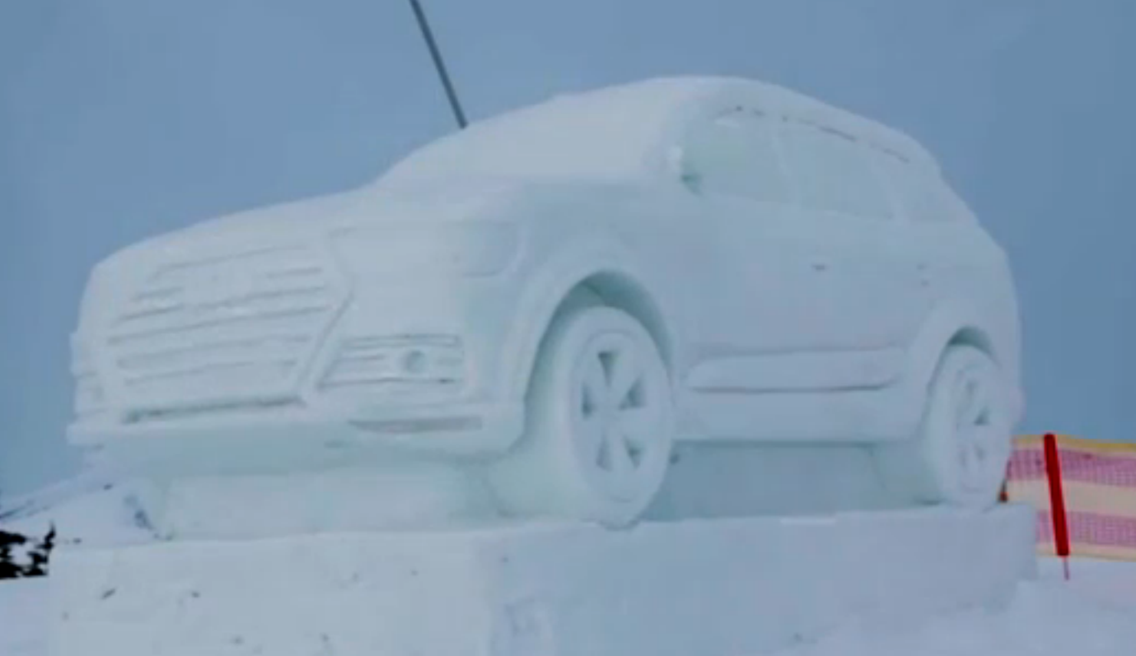Colosal escultura de nieve del nuevo Audi Q7