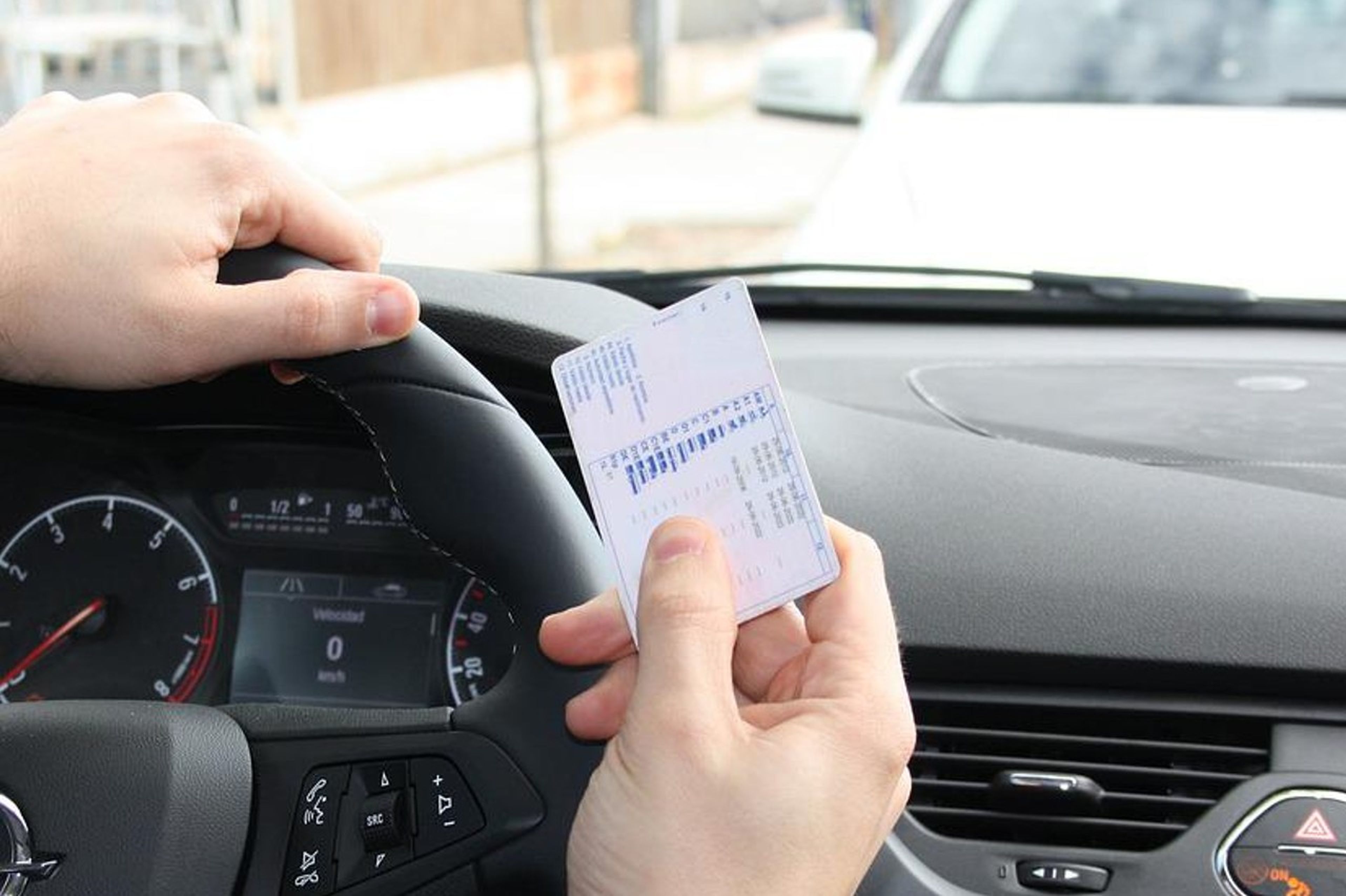 Cuánto cuesta renovar el carnet de conducir y quién lo hace gratis
