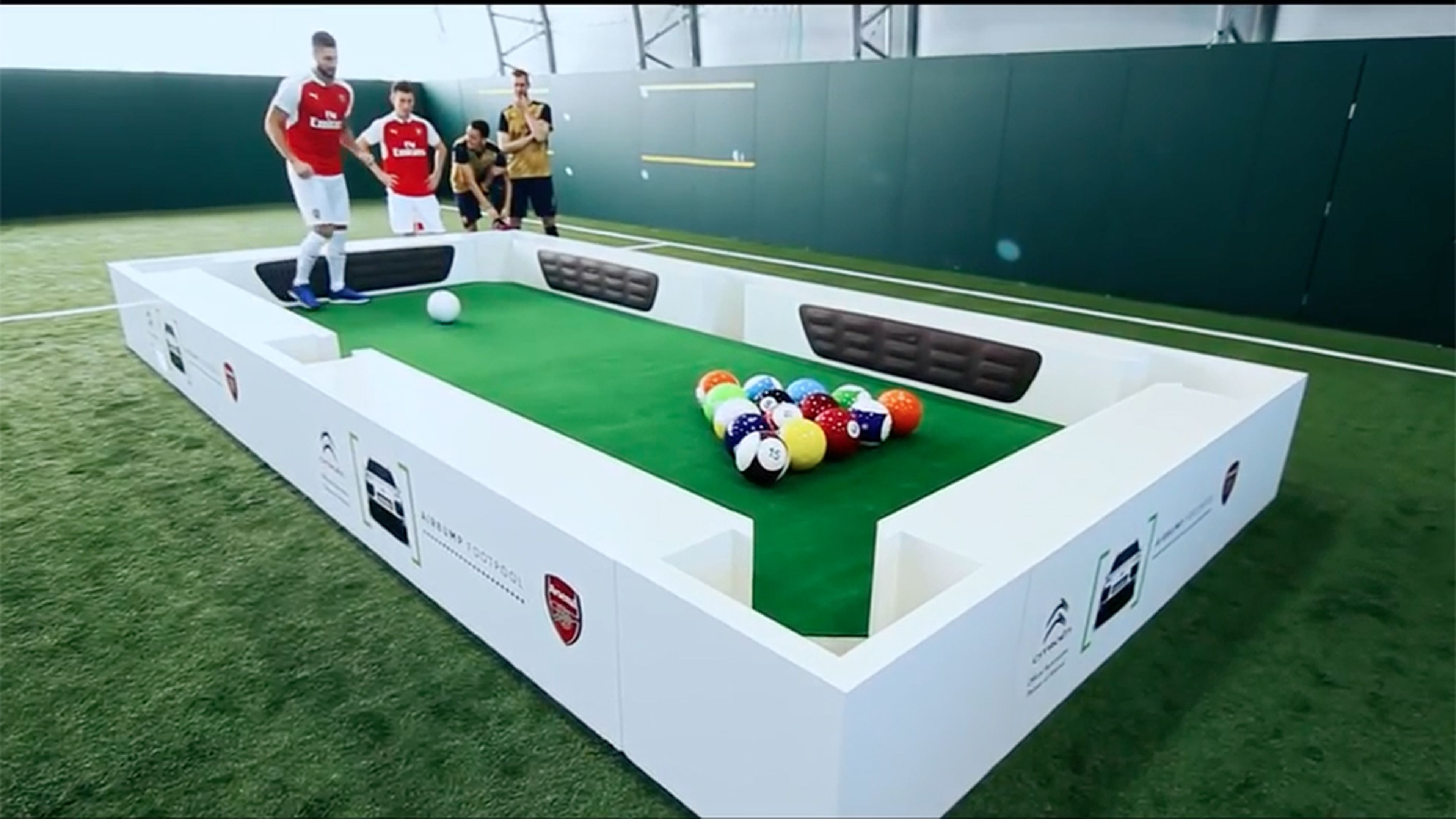 Los jugadores del Arsenal entrenan jugando al FootPool