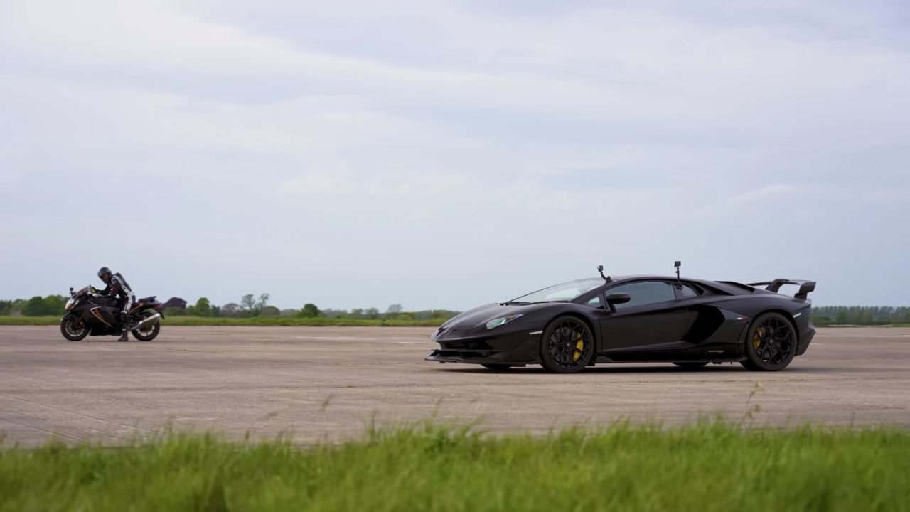 Vídeo: Lamborghini Aventador SVJ vs Suzuki GSX-1300R Hayabusa -