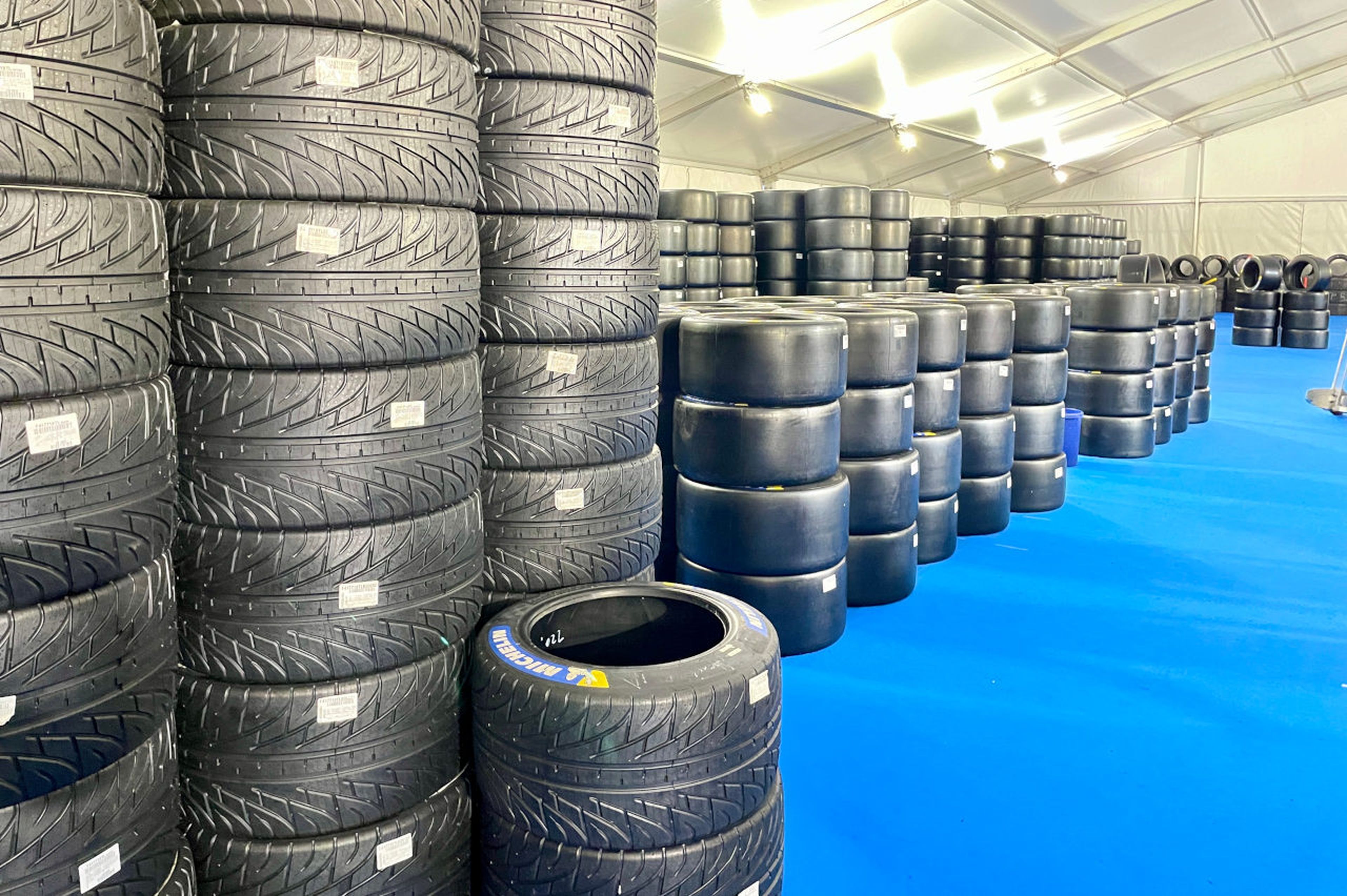 Almacén de neumáticos Michelin, proveedor de hypercar como los Toyota, en Le Mans