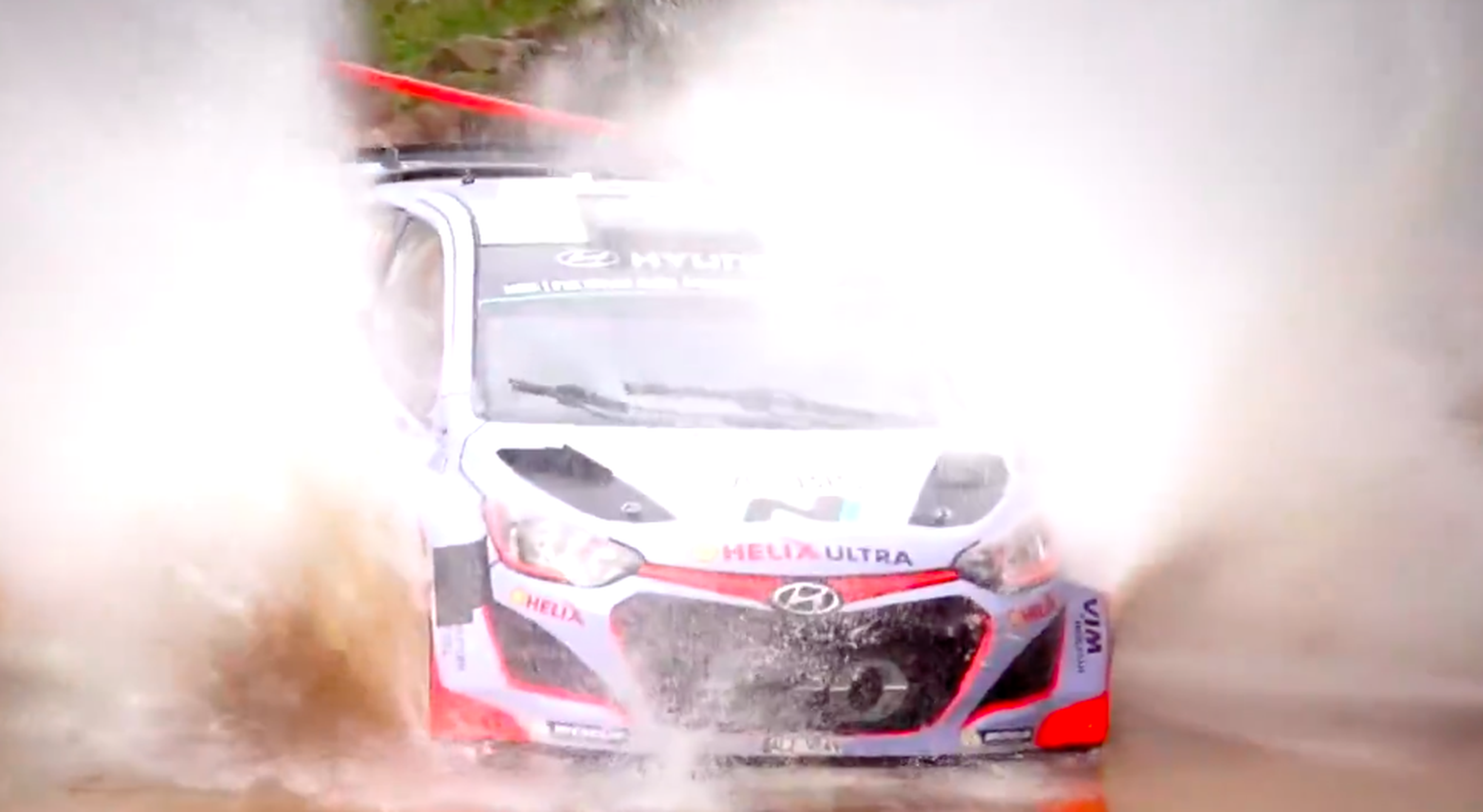 Los mejores "chapuzones" del Hyundai i20 WRC en 2015