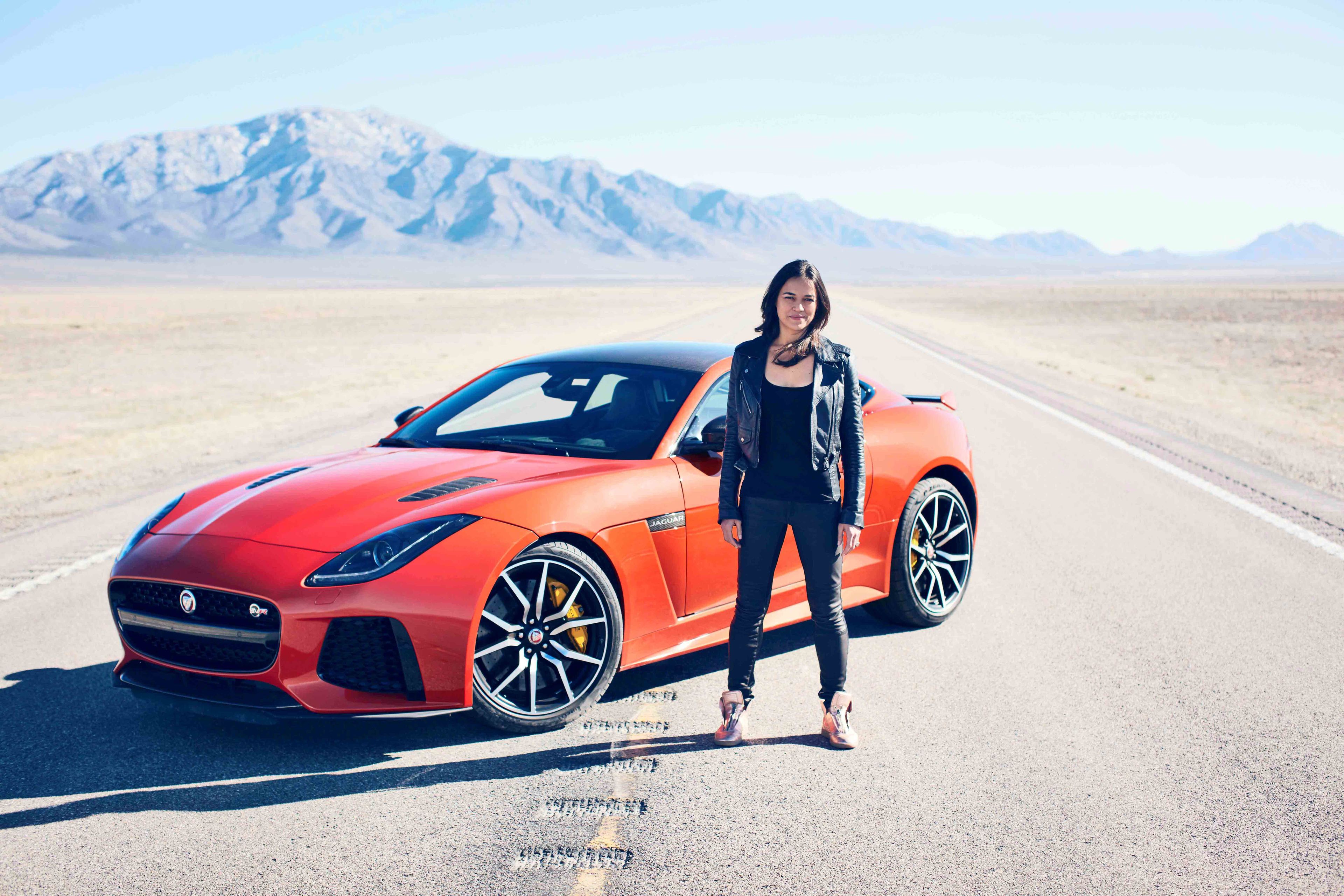 Michelle Rodriguez conduce el nuevo Jaguar F-TYPE SVR