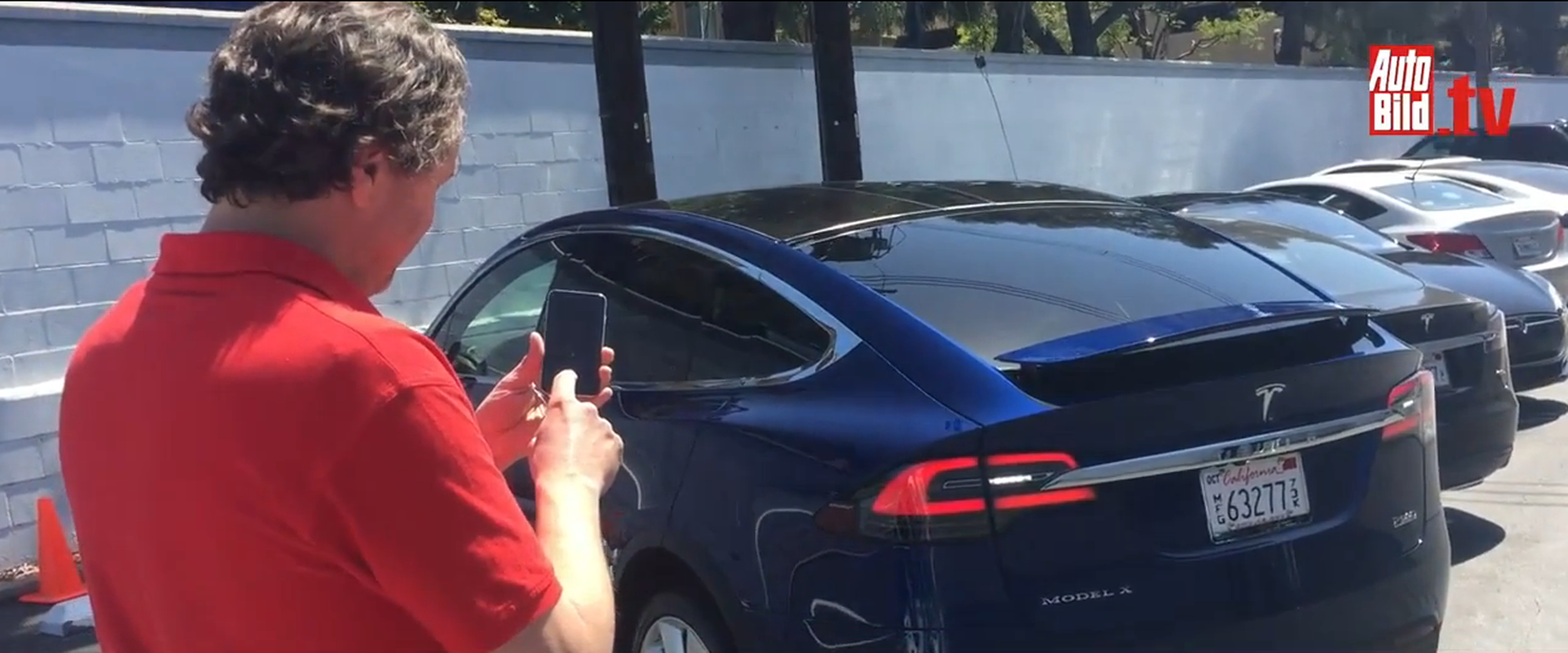 Mira cómo aparca solo el Tesla Model X P90D