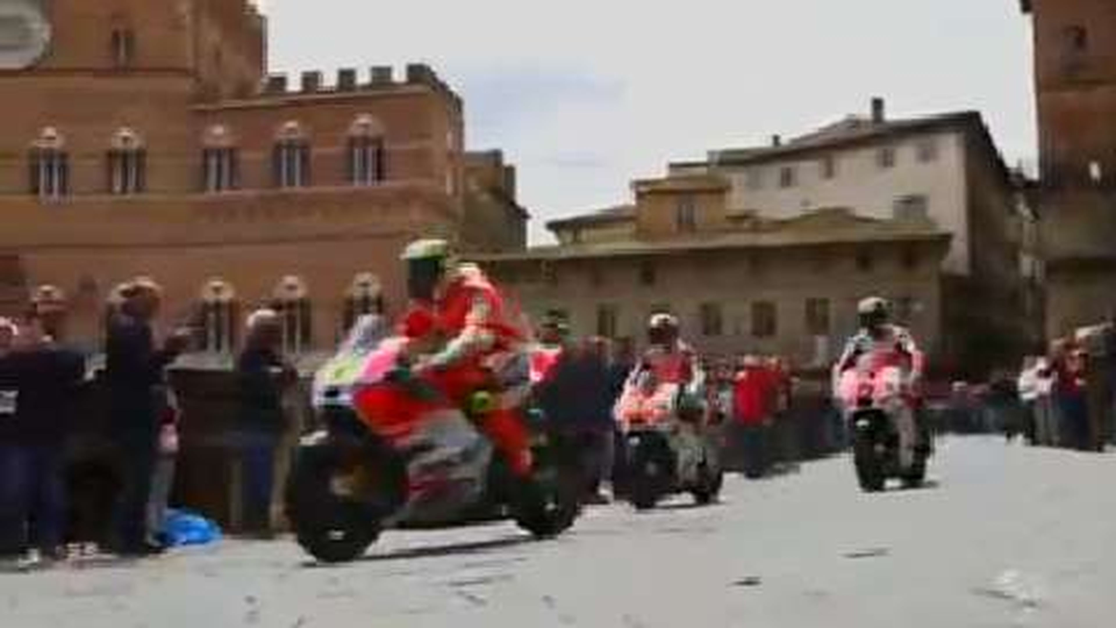 MotoGP Mugello 2015, Ducati se pasea por Siena