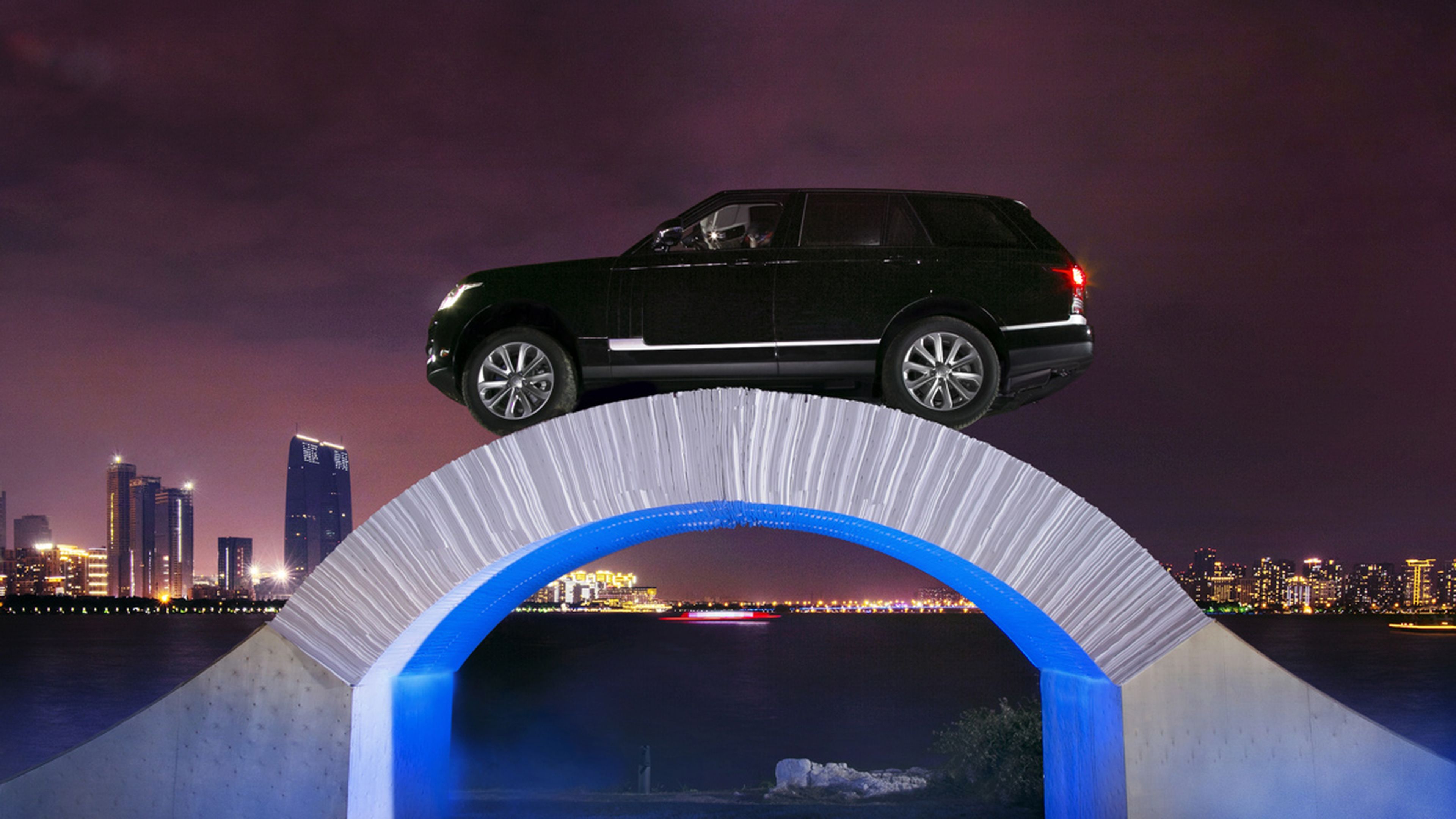 Range Rover celebra su 45 aniversario pasando por un puente de papel
