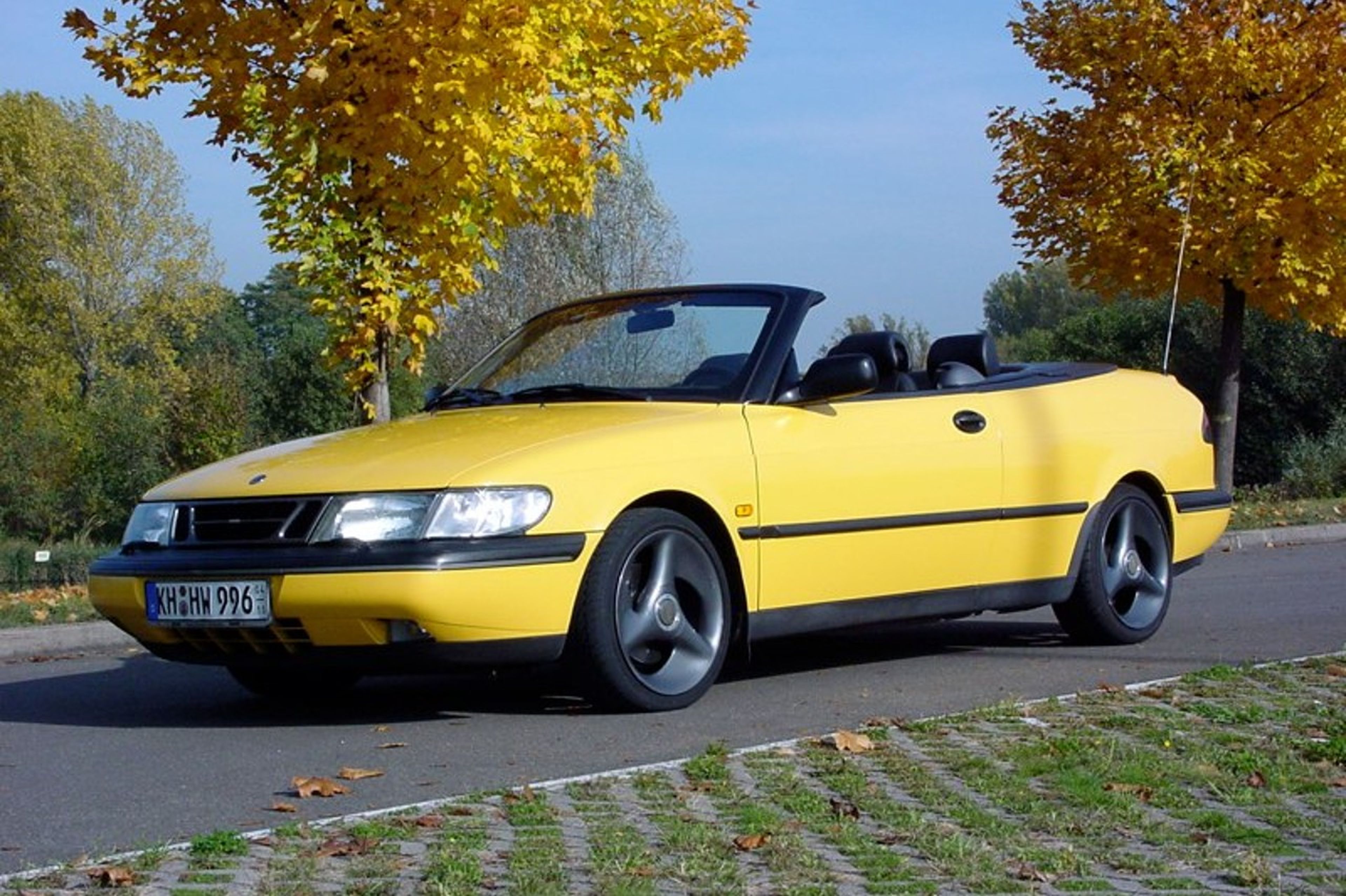 Saab 900 Yellow Mellow