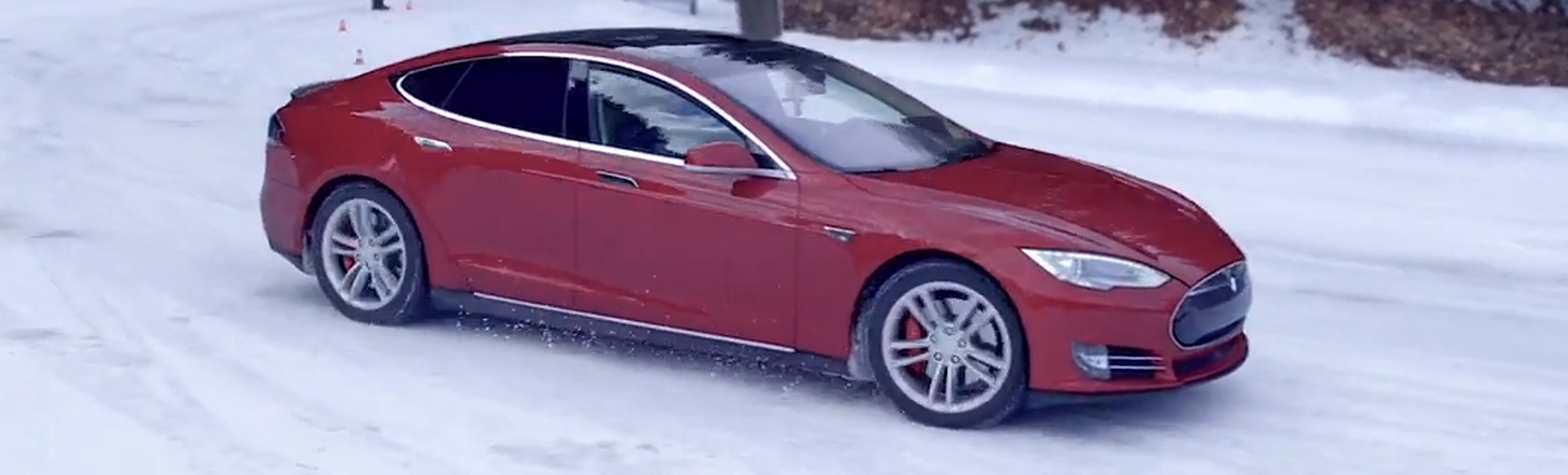 Tesla Model S: mira como se mueve ¡sobre la nieve!