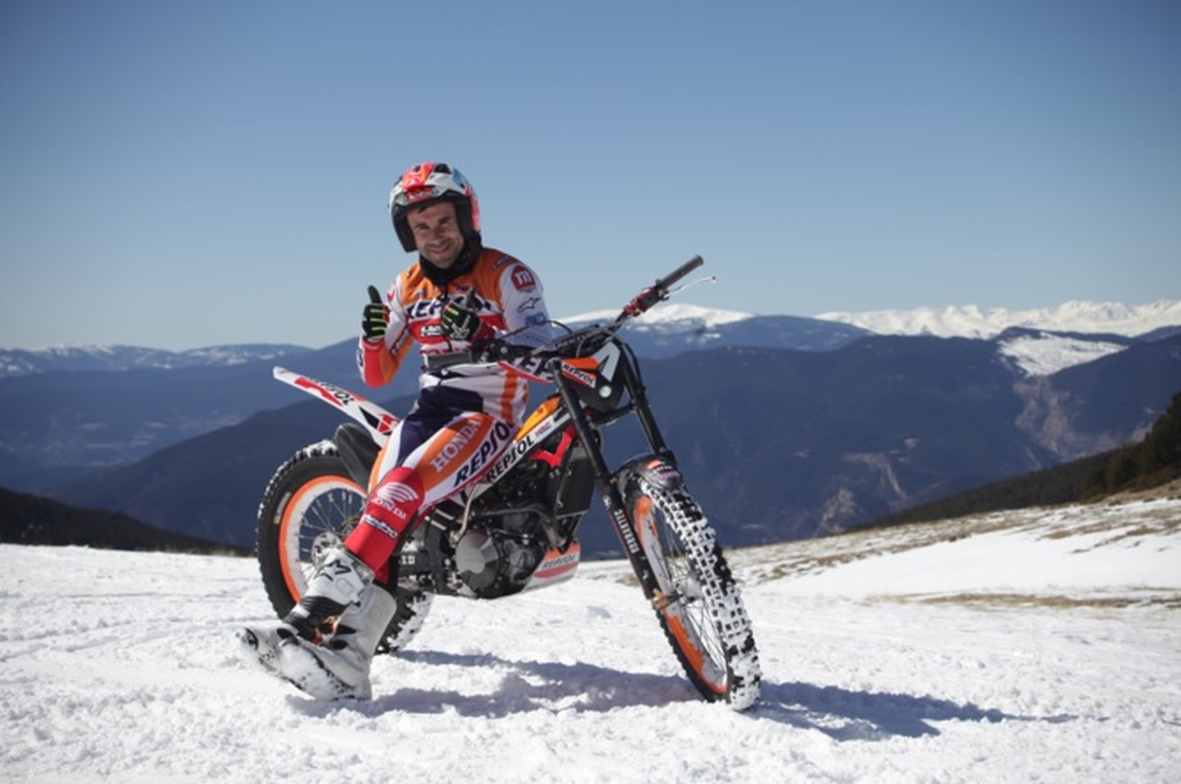 Toni Bou también sabe hacer locuras en la nieve con su moto de trial