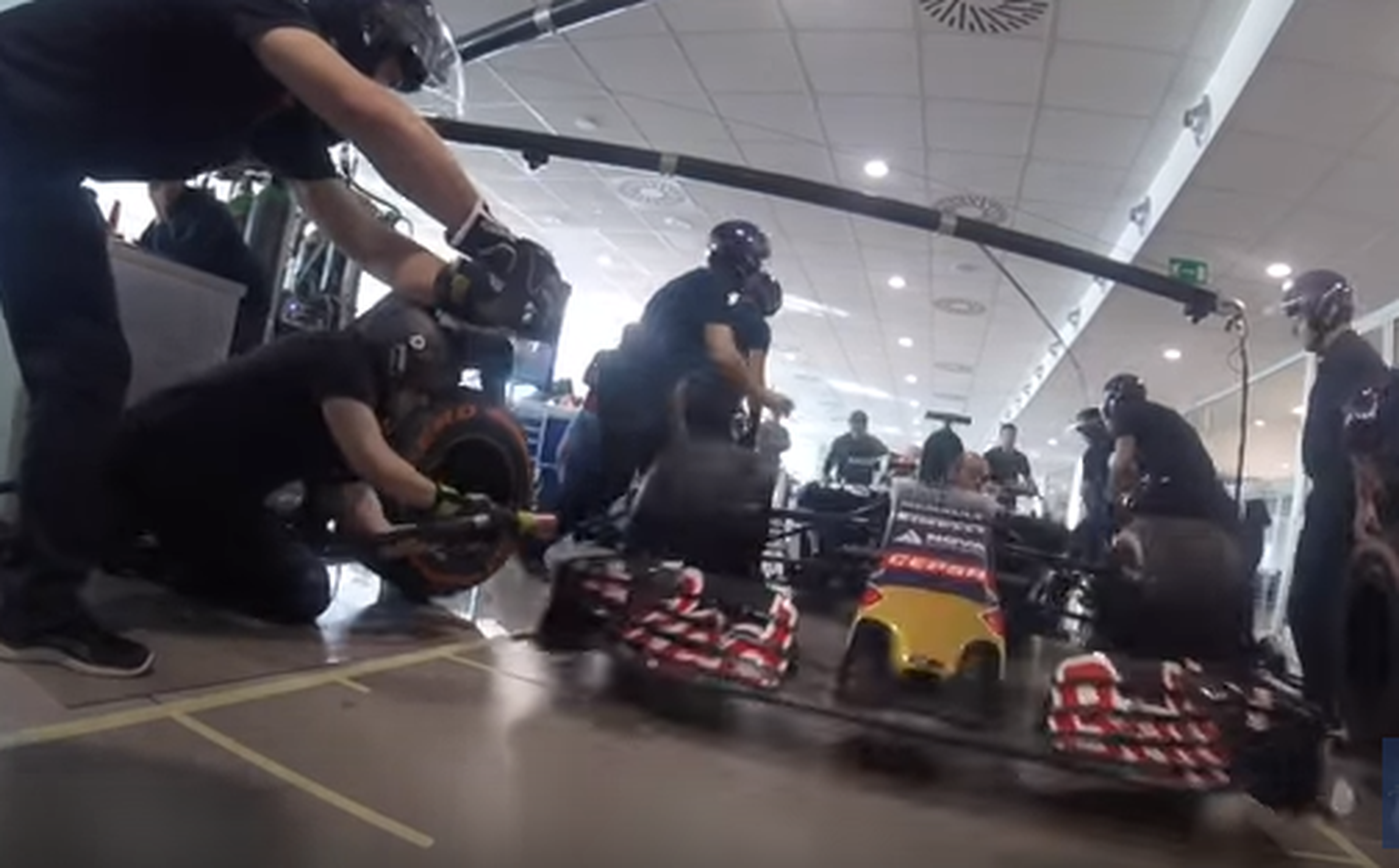 Toro Rosso entrena pit-stop en pretemporada