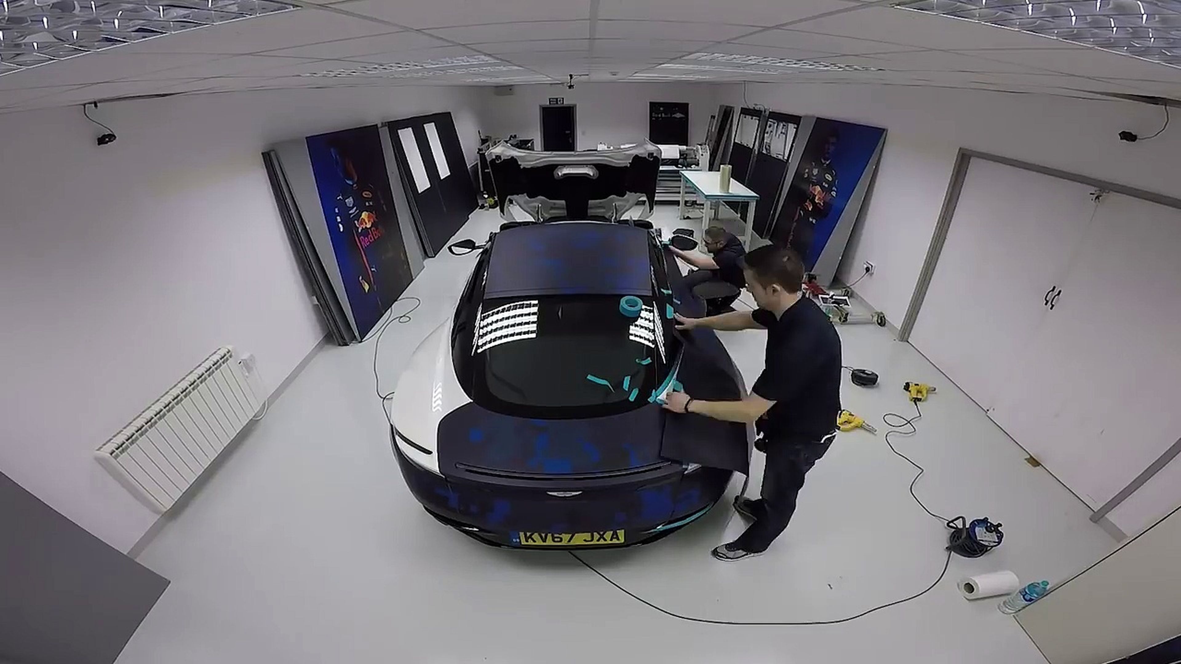 VÍDEO: el Aston Martin DB11, con los colores del F1 de Red Bull Racing, ¡gusta!